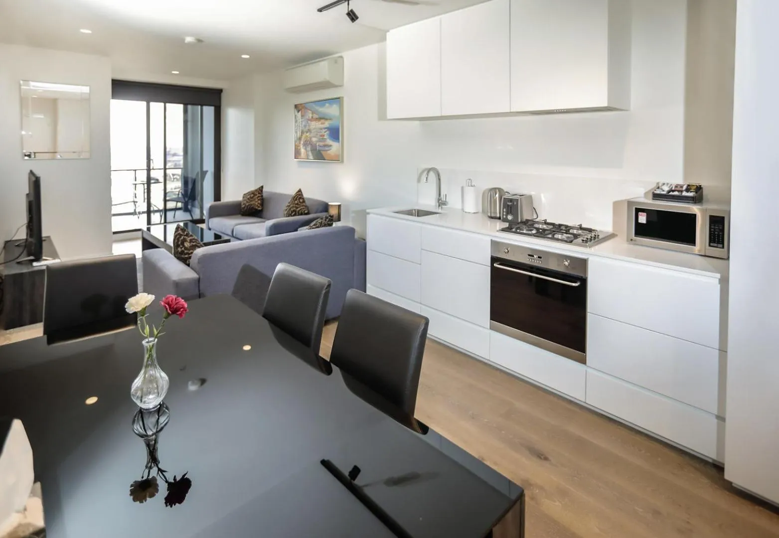 Kitchen or kitchenette in Flagstaff Green Apartments