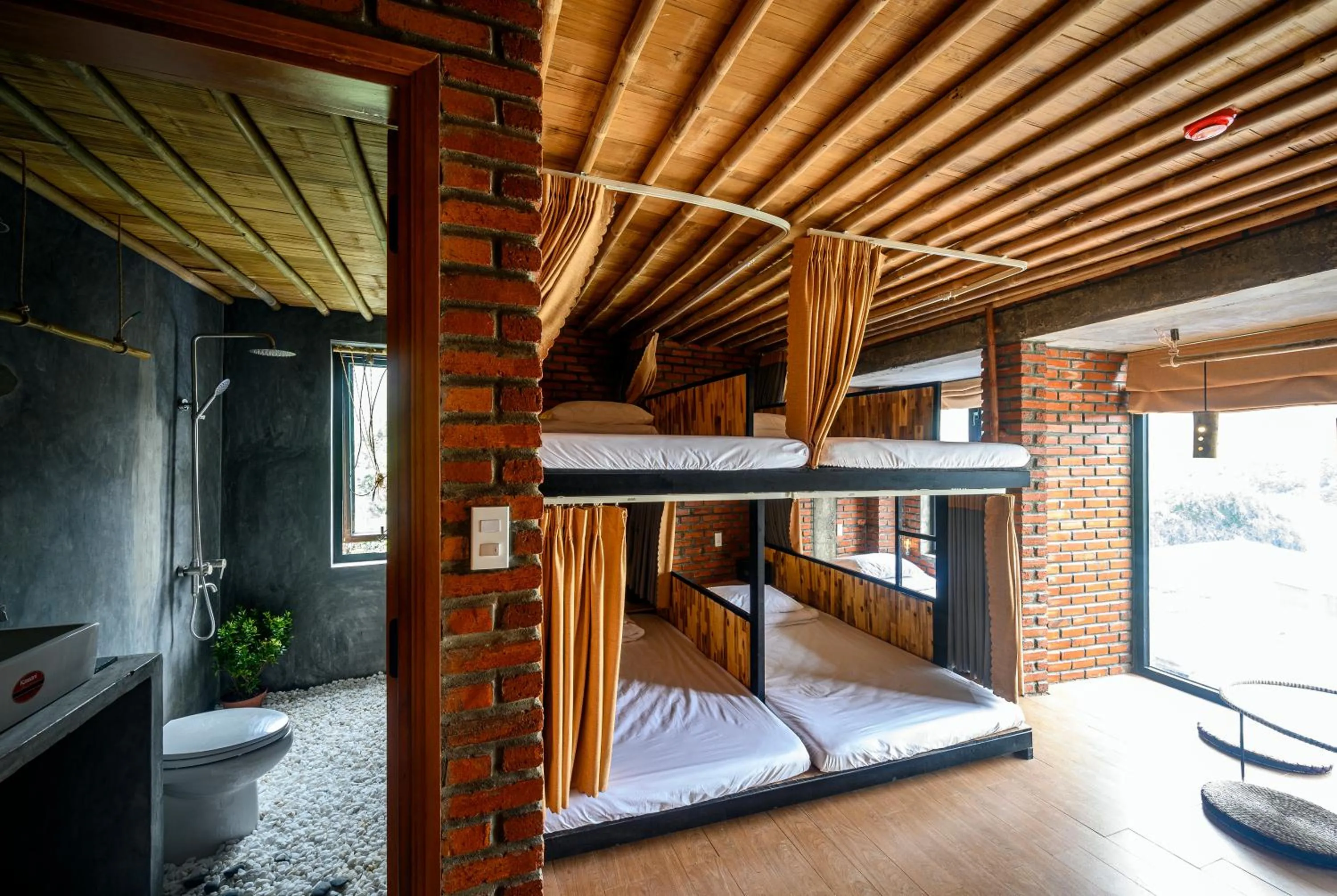 bunk bed in Mira Bãi Xếp Quy Nhơn - The Hidden Jewel