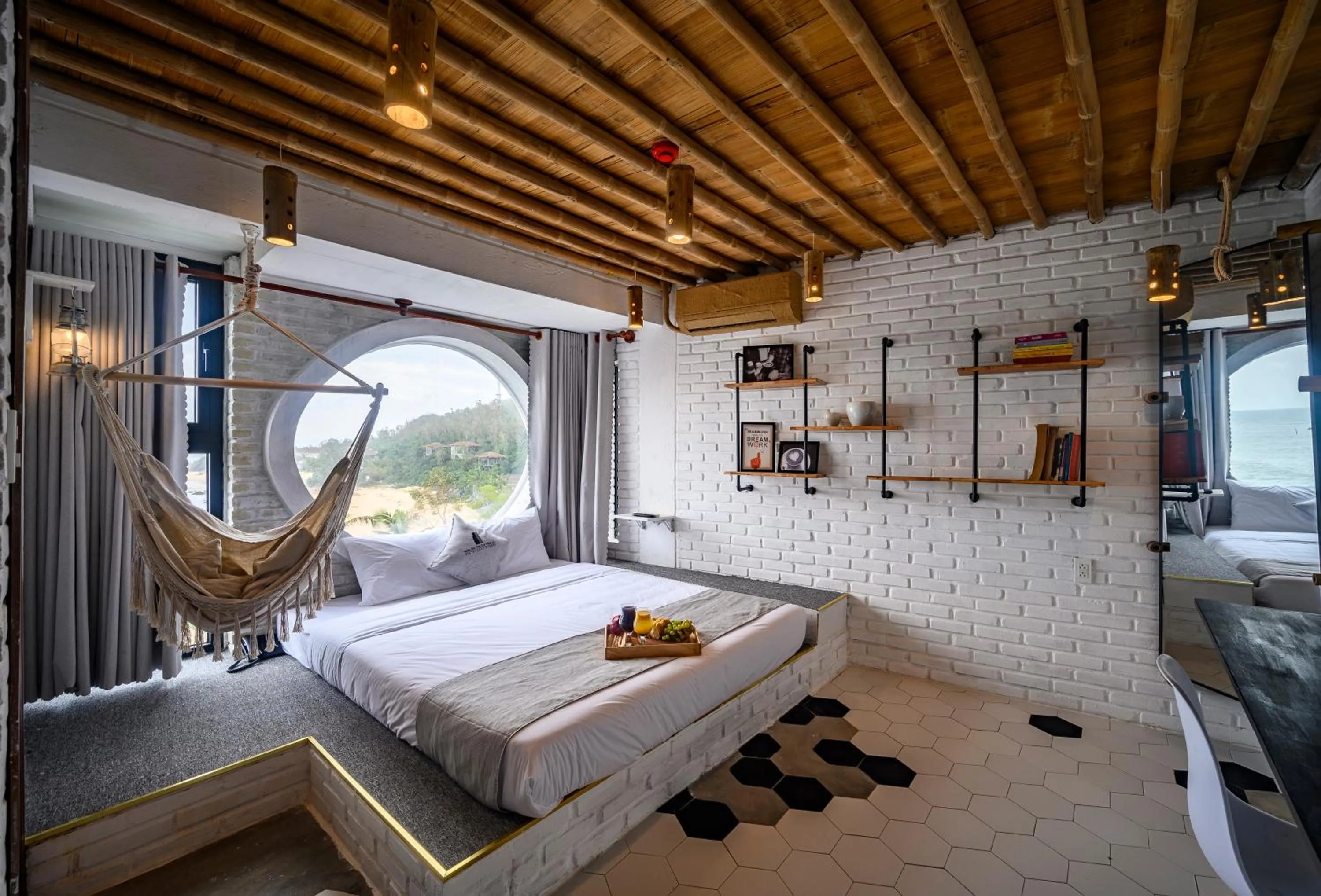 Photo of the whole room, Bed in Mira Bãi Xếp Quy Nhơn - The Hidden Jewel