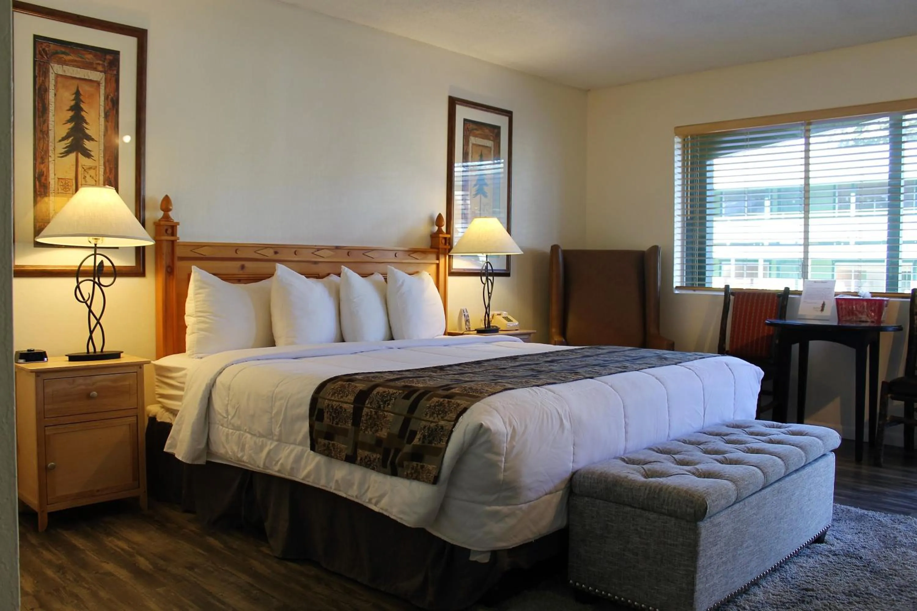 Photo of the whole room, Bed in Big Pines Mountain House