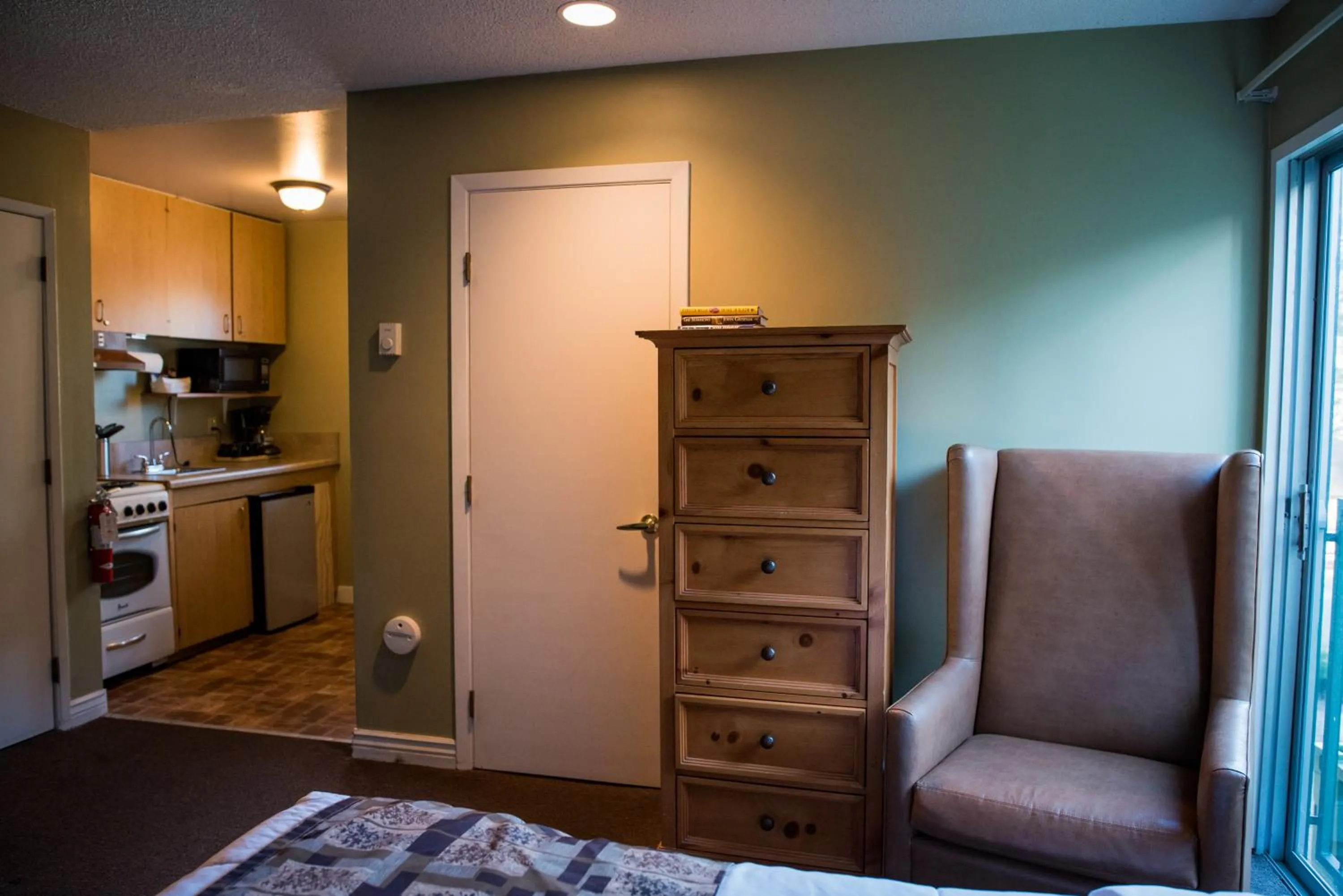 Photo of the whole room in Big Pines Mountain House