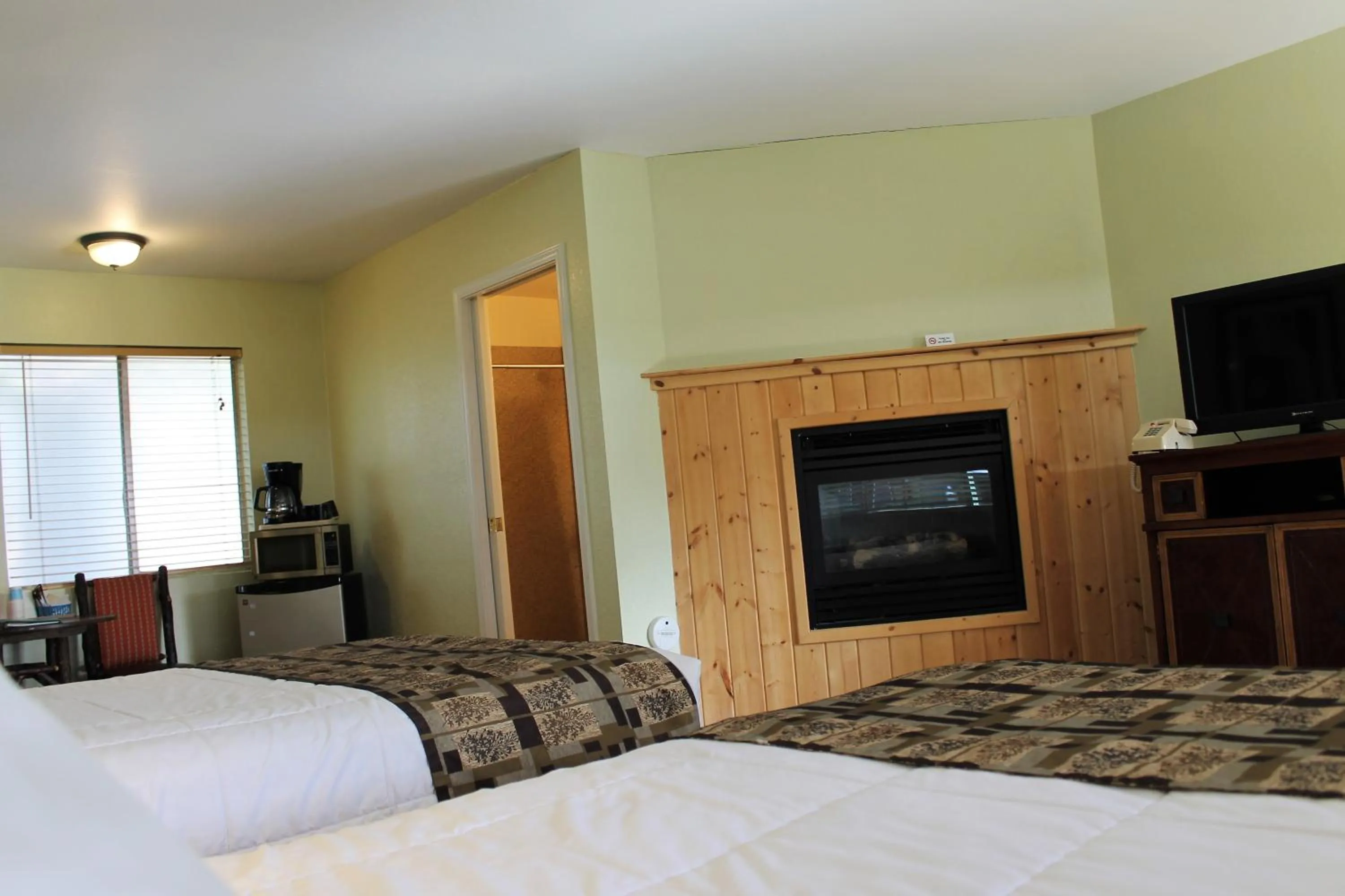 Photo of the whole room, Bed in Big Pines Mountain House