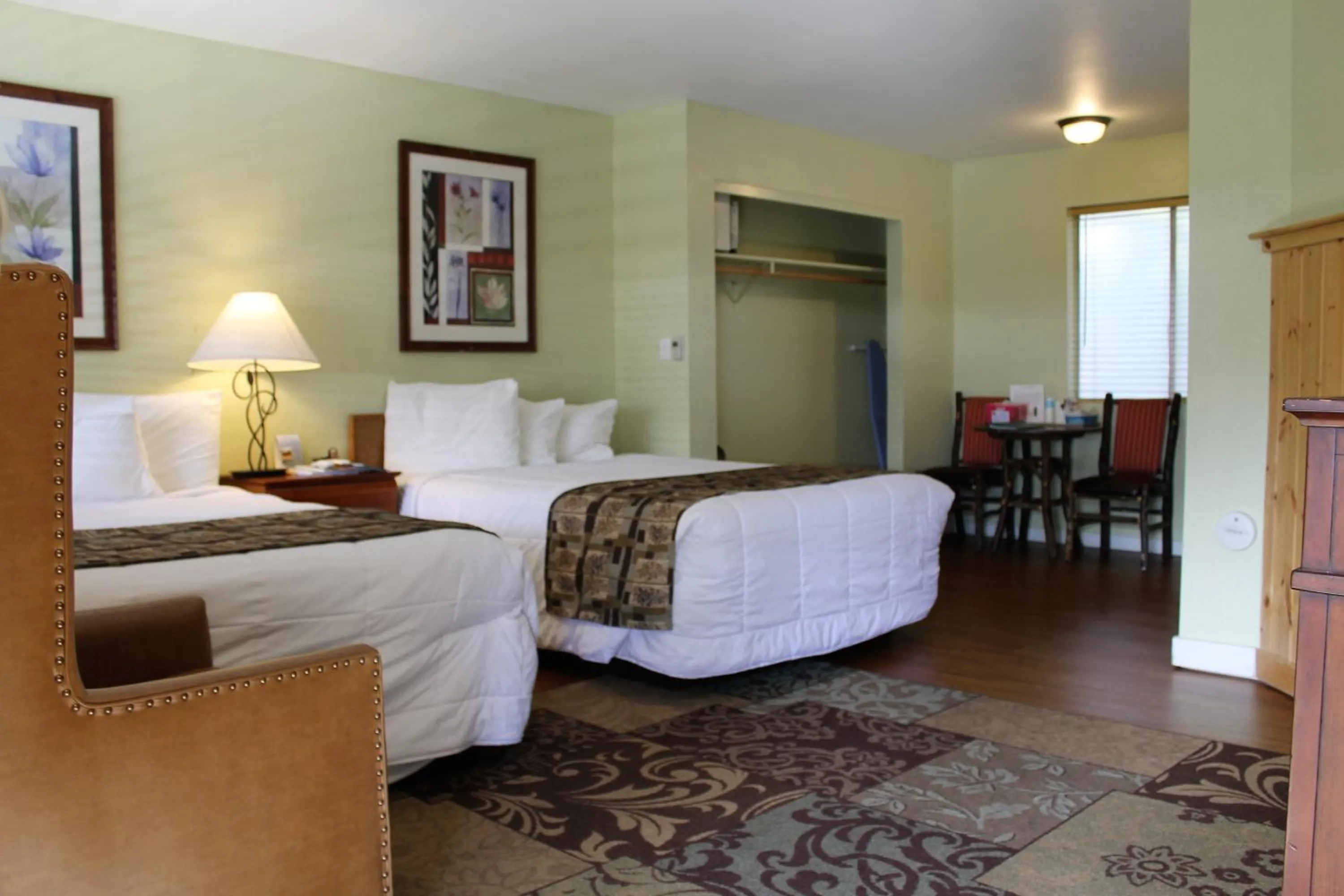 Photo of the whole room, Bed in Big Pines Mountain House