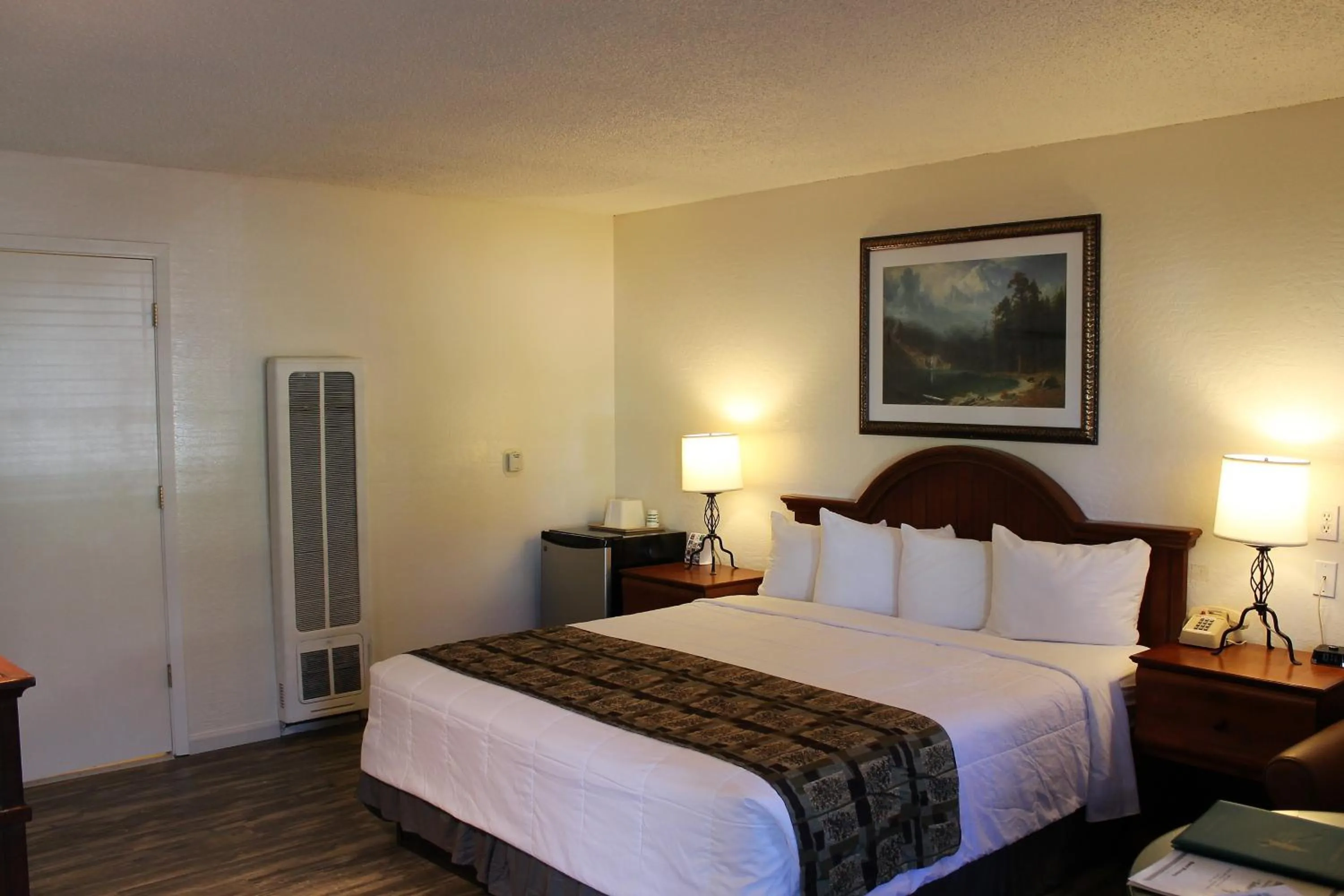 Photo of the whole room, Bed in Big Pines Mountain House