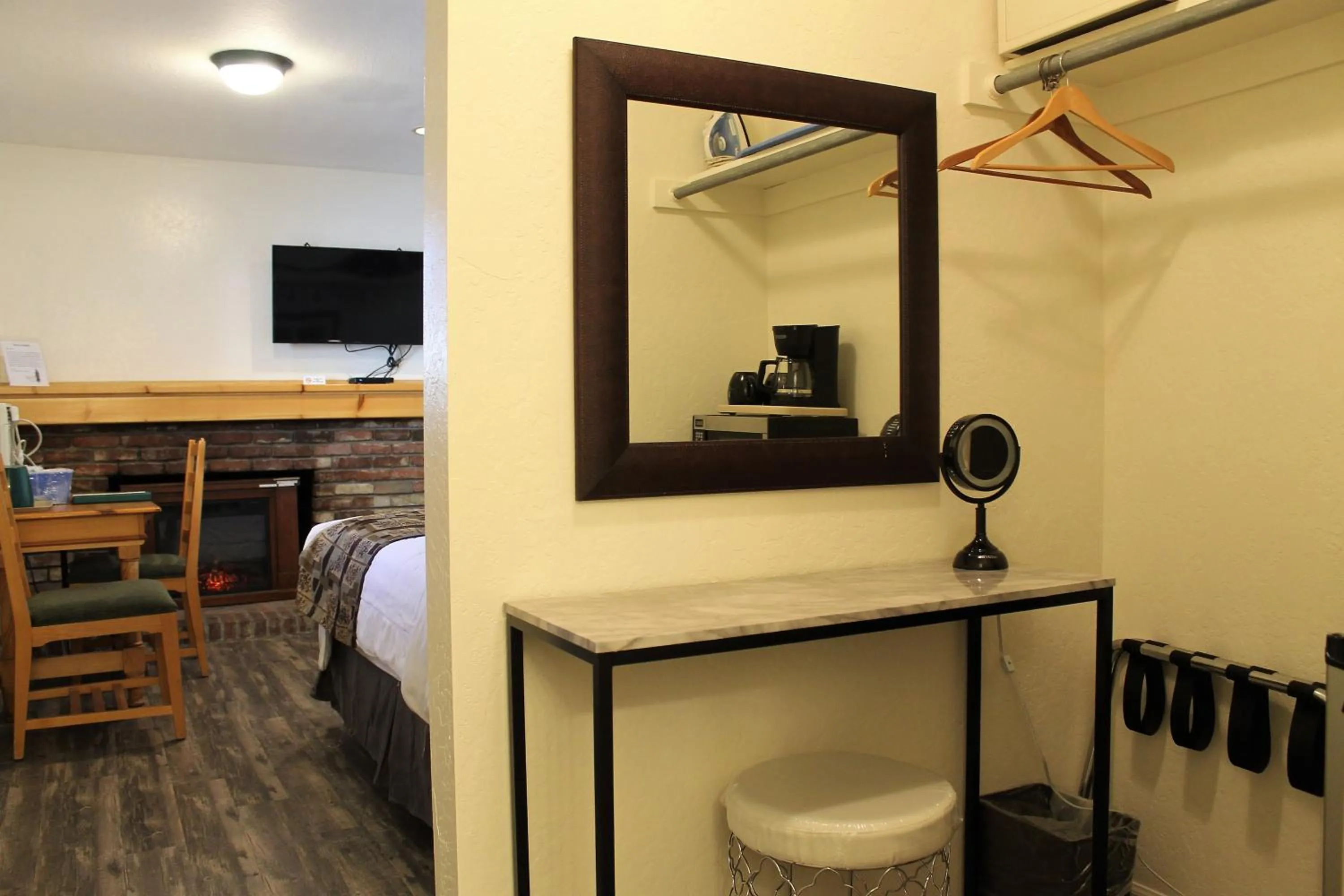 Photo of the whole room in Big Pines Mountain House