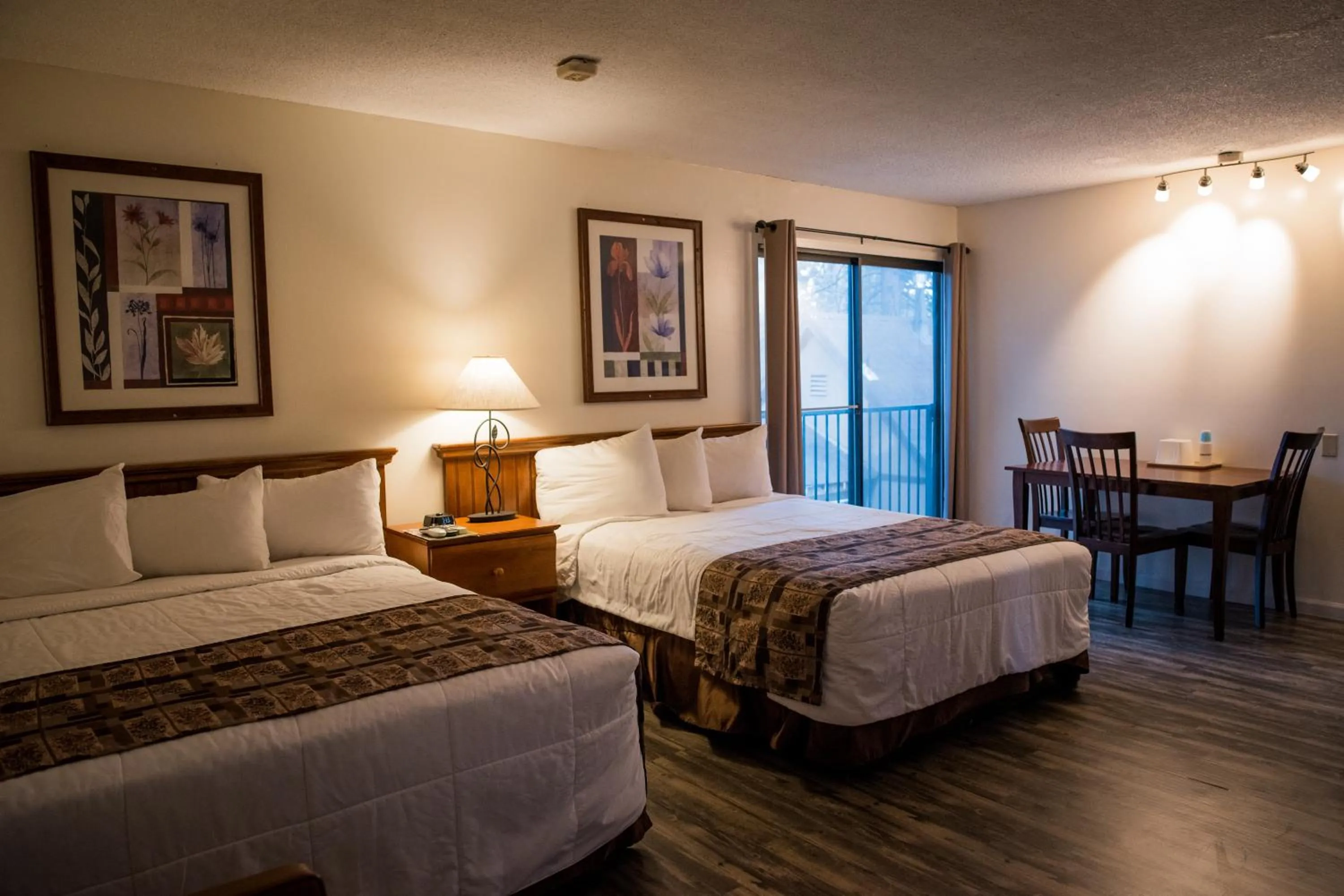Photo of the whole room, Bed in Big Pines Mountain House