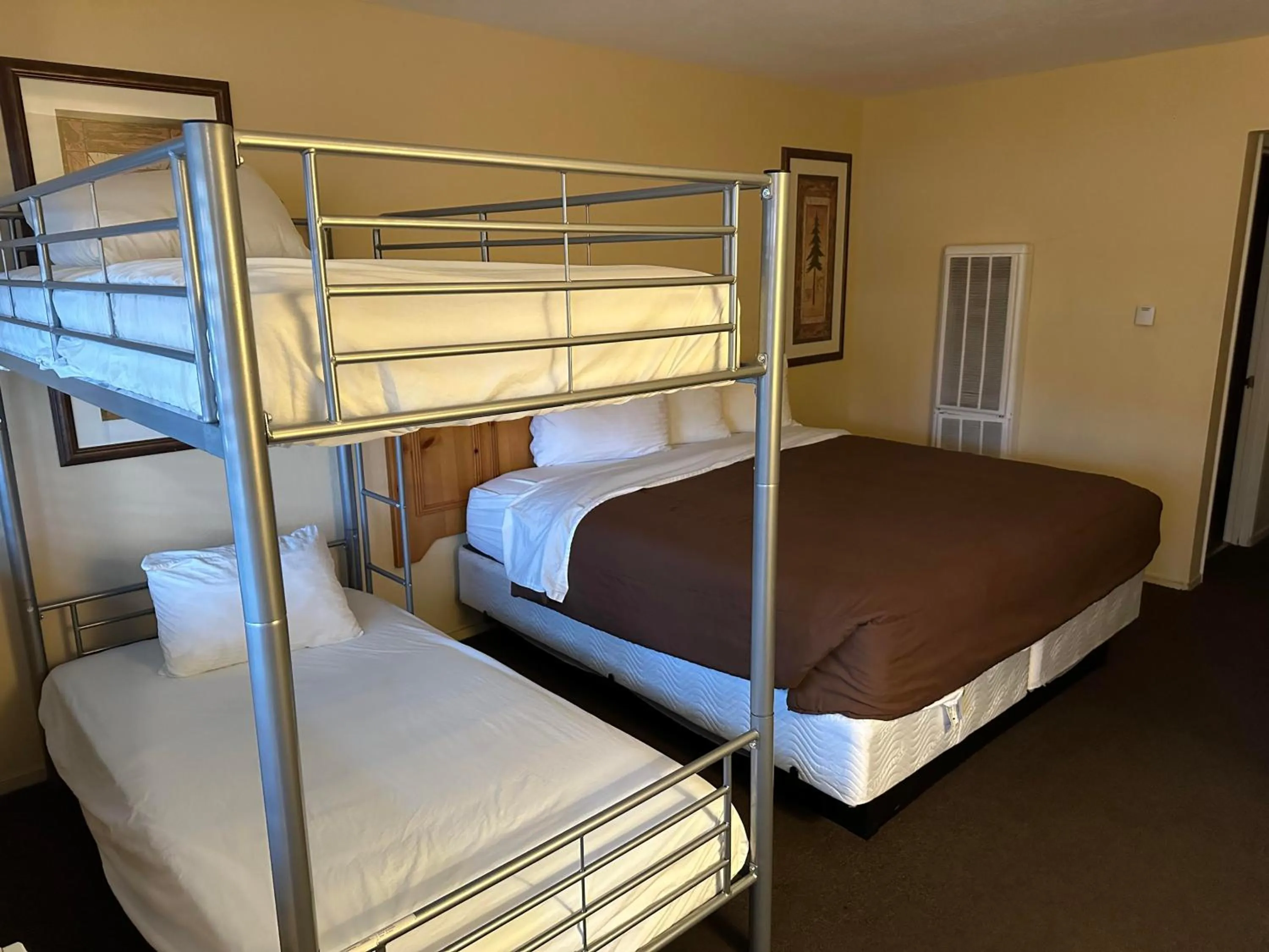 Photo of the whole room, Bed in Big Pines Mountain House