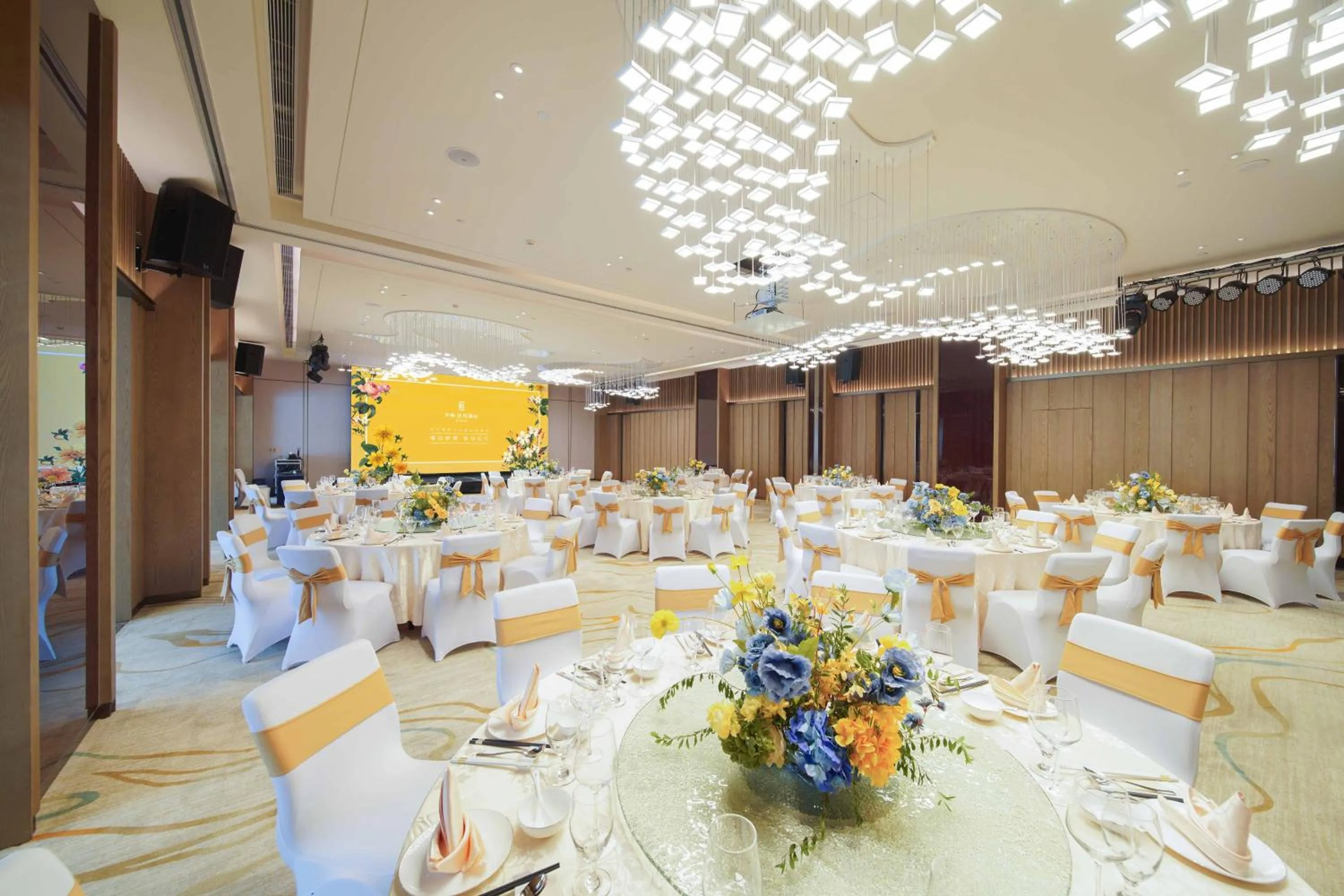 Restaurant/places to eat in Imperial Traders Elong Hotel