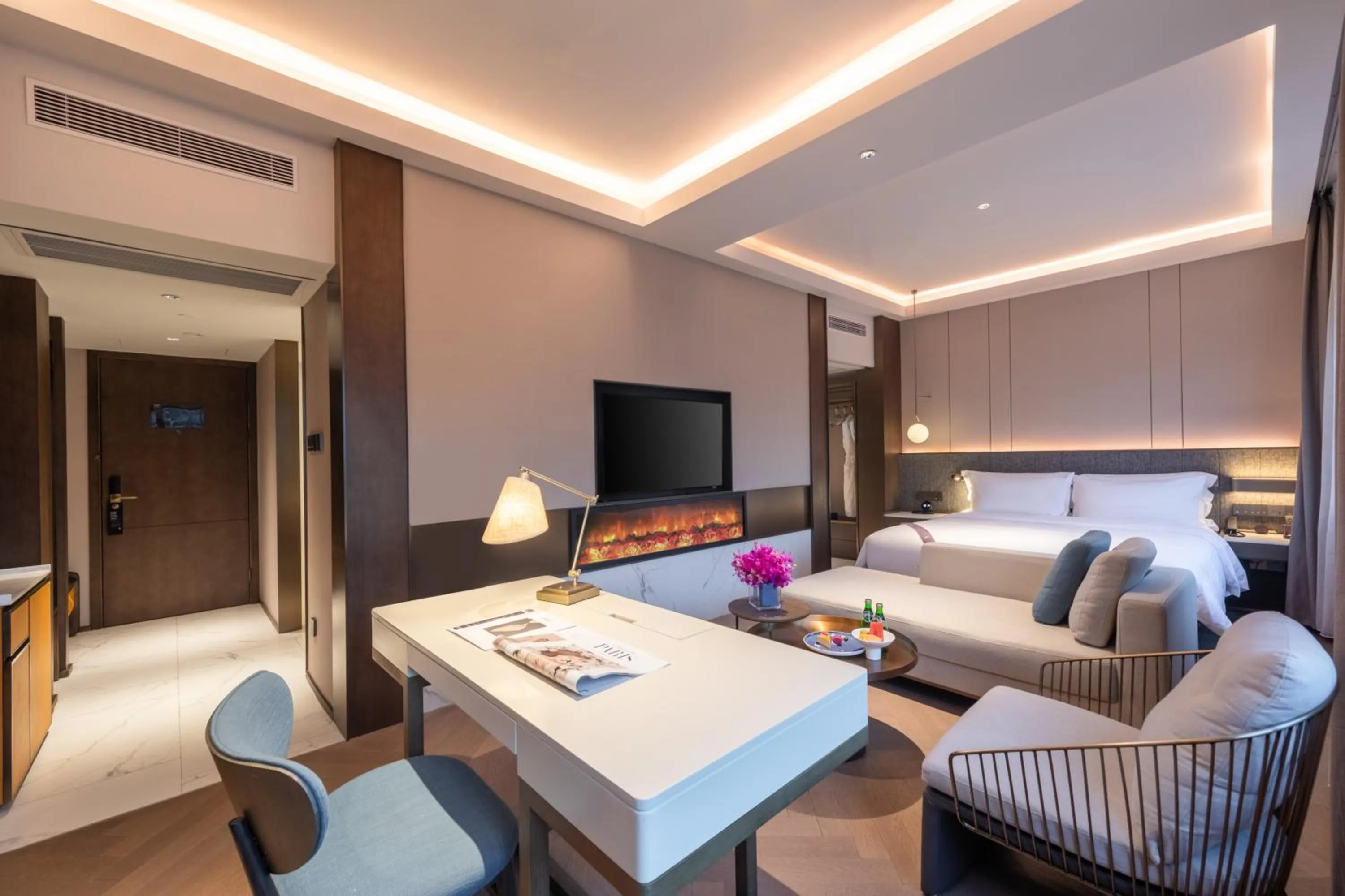 TV and multimedia, Bed in Amber East Hotel