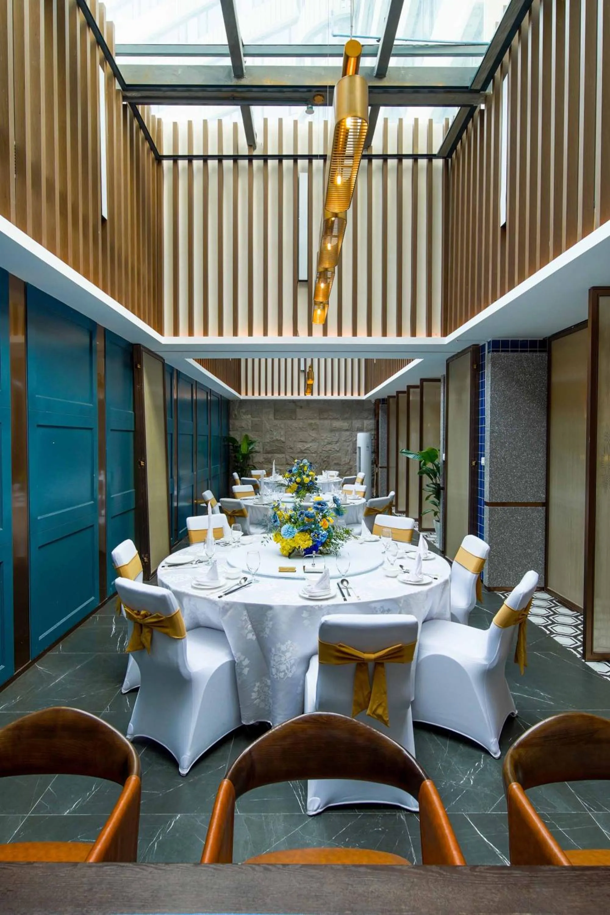 Restaurant/places to eat in Imperial Traders Elong Hotel