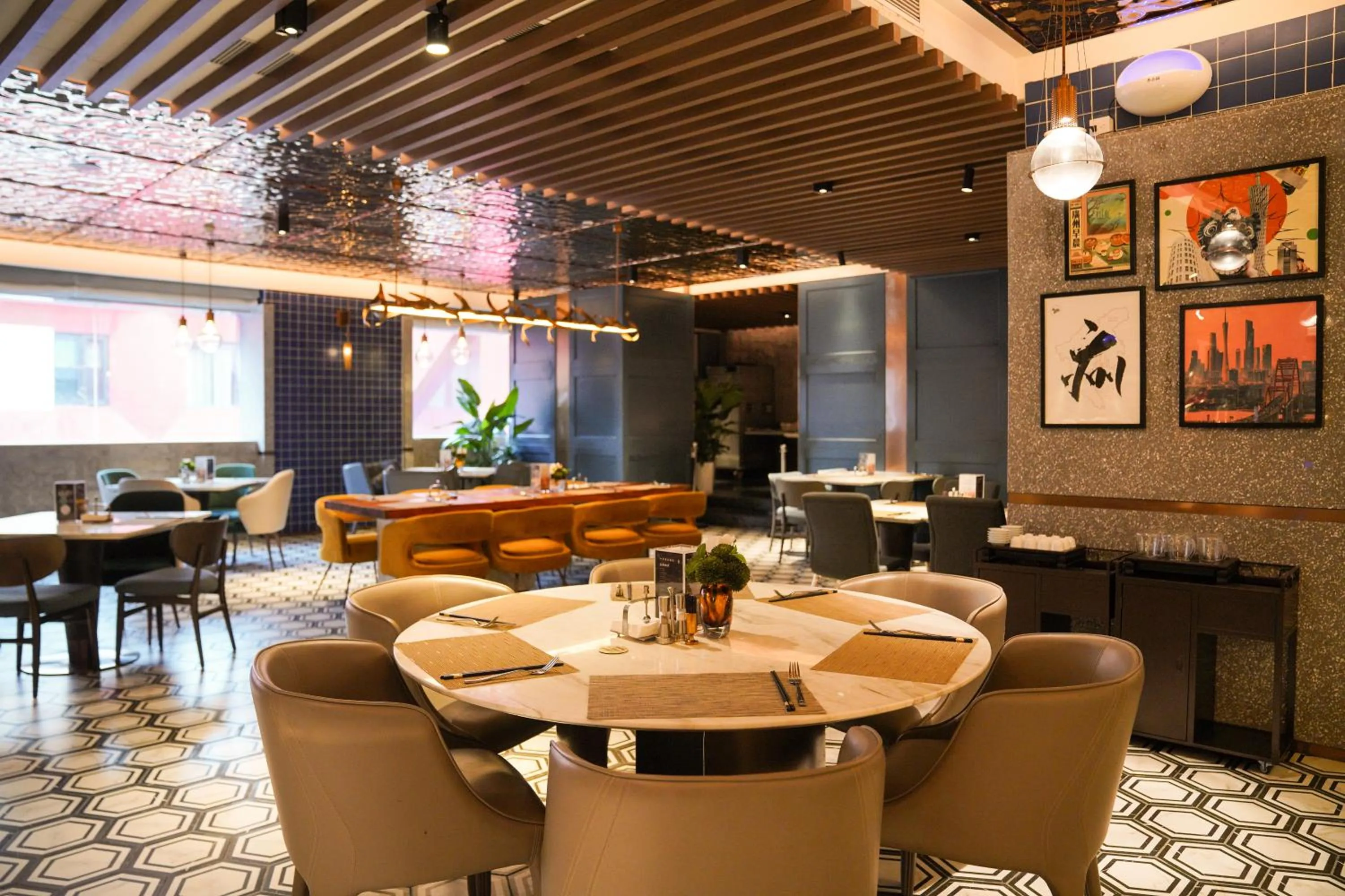 Restaurant/places to eat in Imperial Traders Elong Hotel