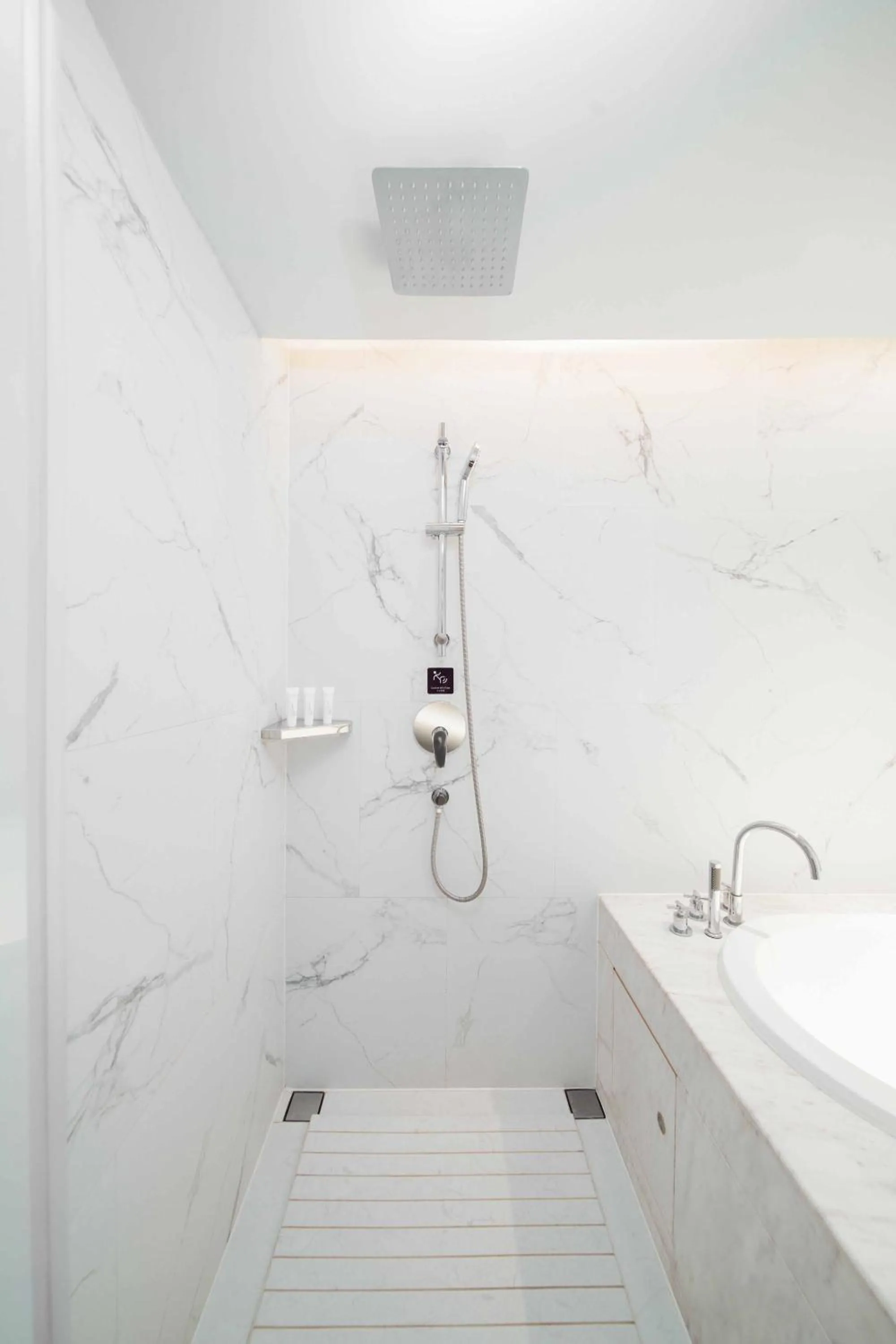 Shower in Imperial Traders Elong Hotel