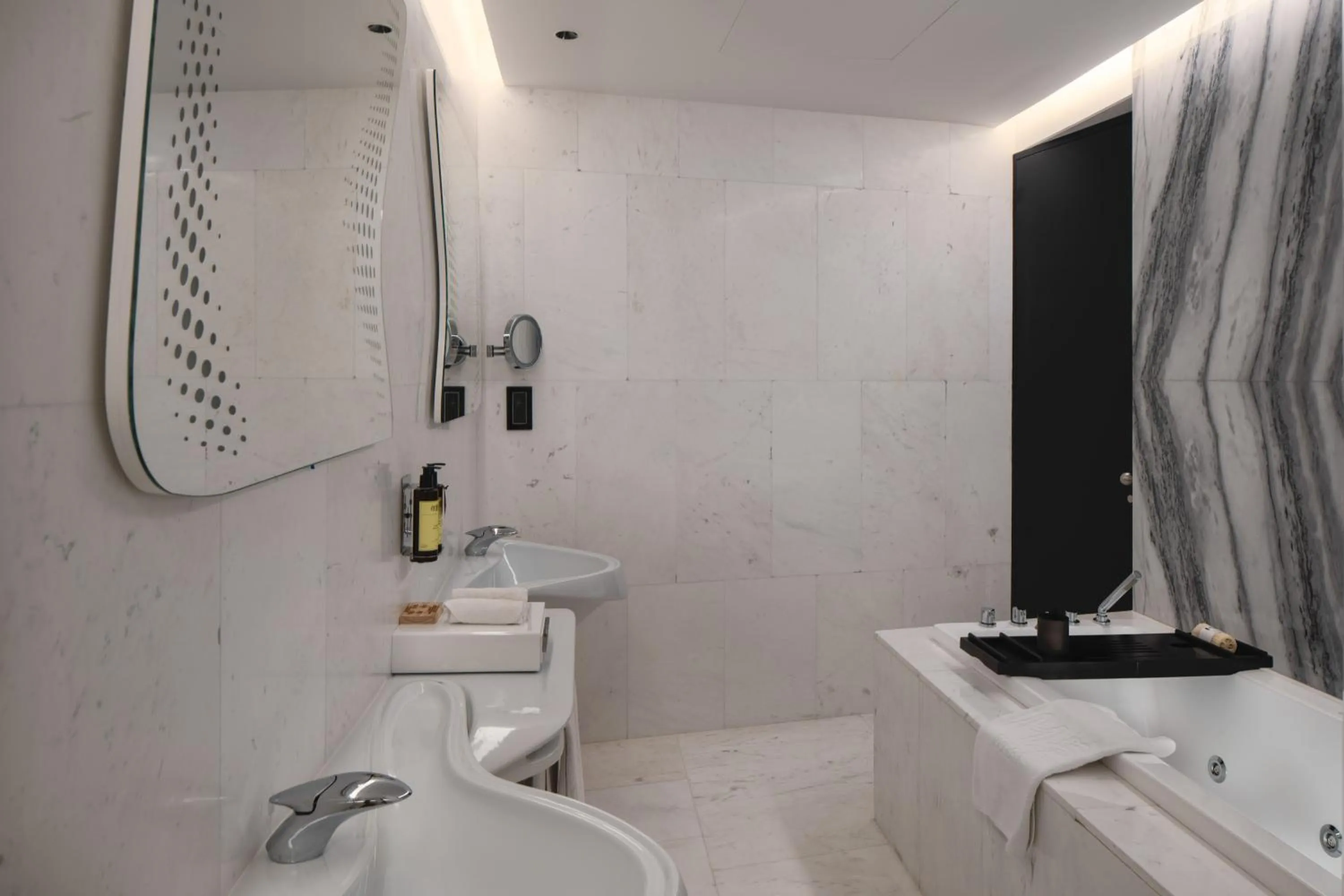 Shower in ME Dubai by Meliá