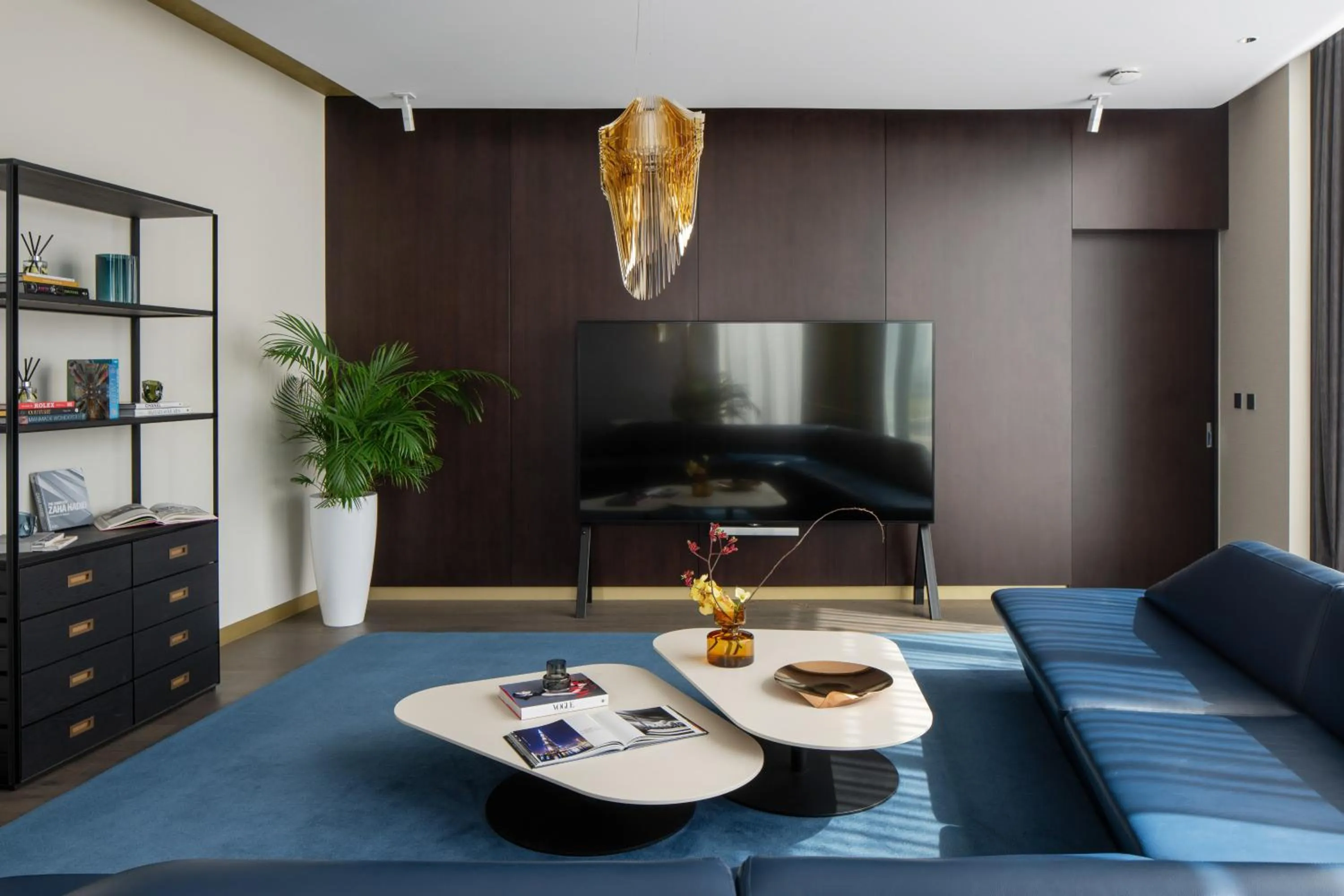 Communal lounge/ TV room in ME Dubai by Meliá