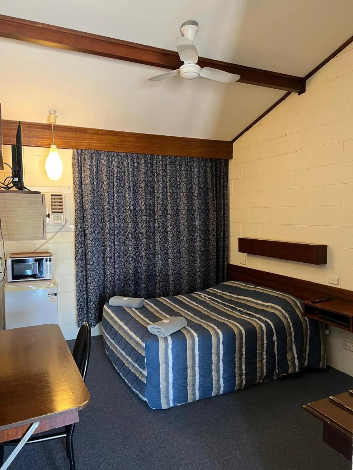 Bed in Peppercorn motor inn