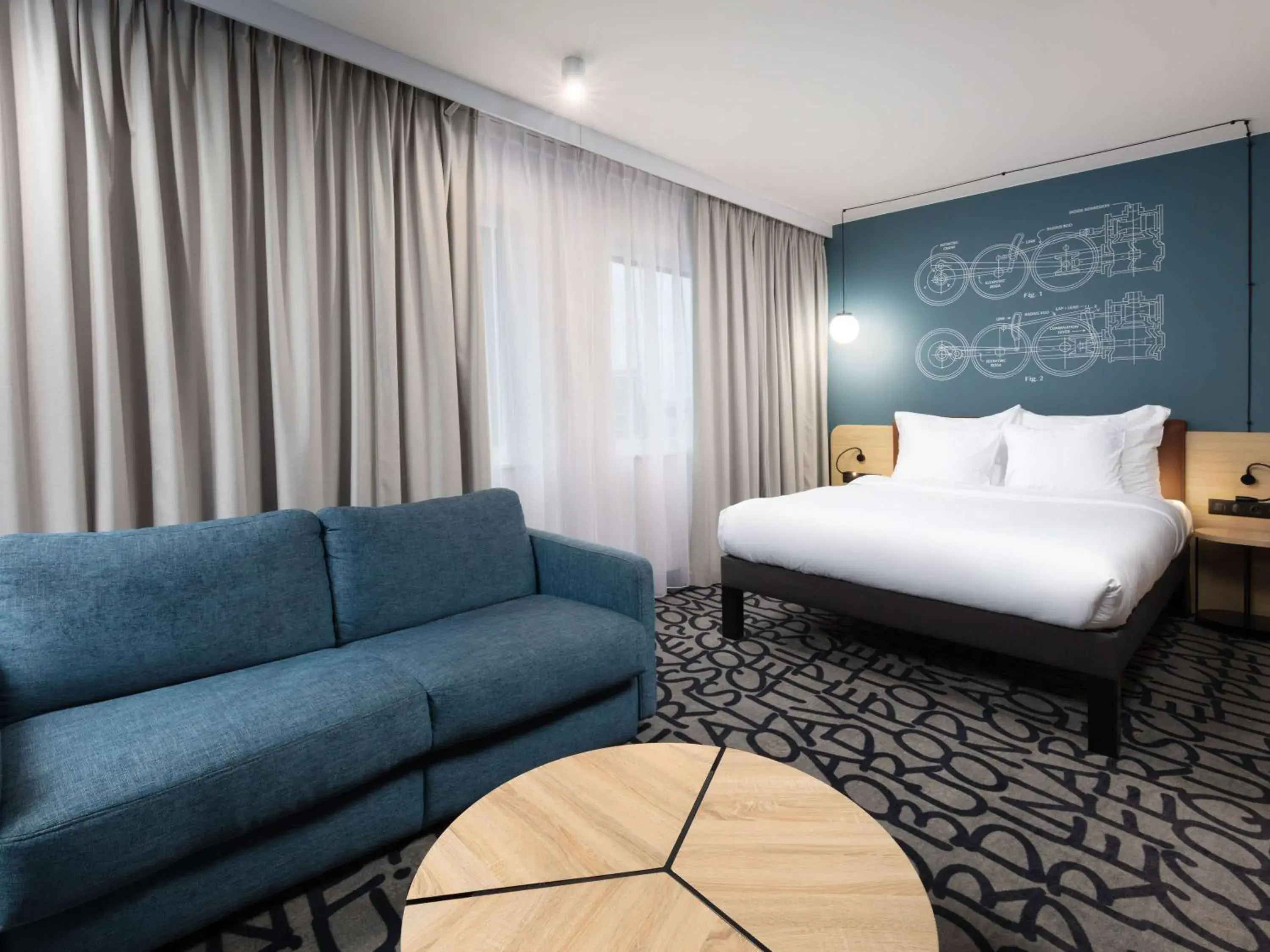 Room with One Queen Bed and Sofa in Mercure Warszawa Ursus Station Room with One Queen Bed and Sofa in Mercure Warszawa Ursus Station