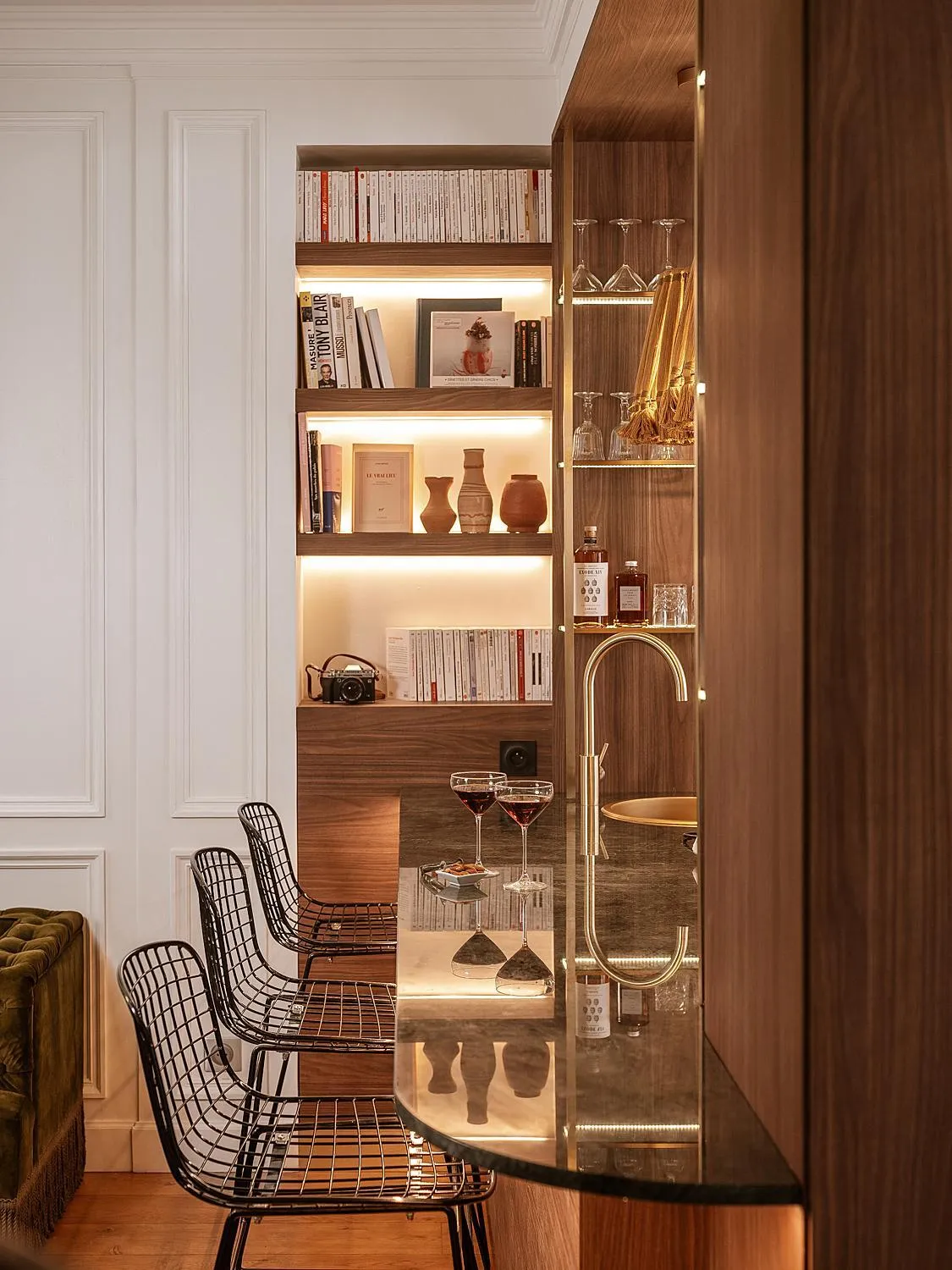 Lounge or bar in Hôtel Zélie Champs-Elysées