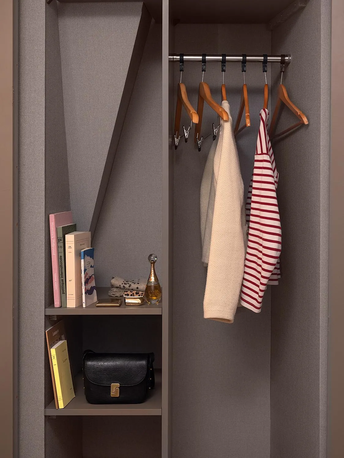 wardrobe in Hôtel Zélie Champs-Elysées