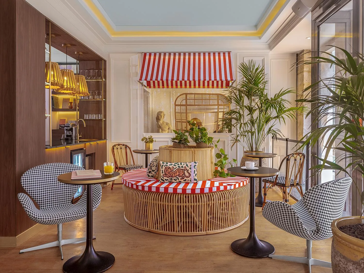 Lounge or bar in Hôtel Zélie Champs-Elysées