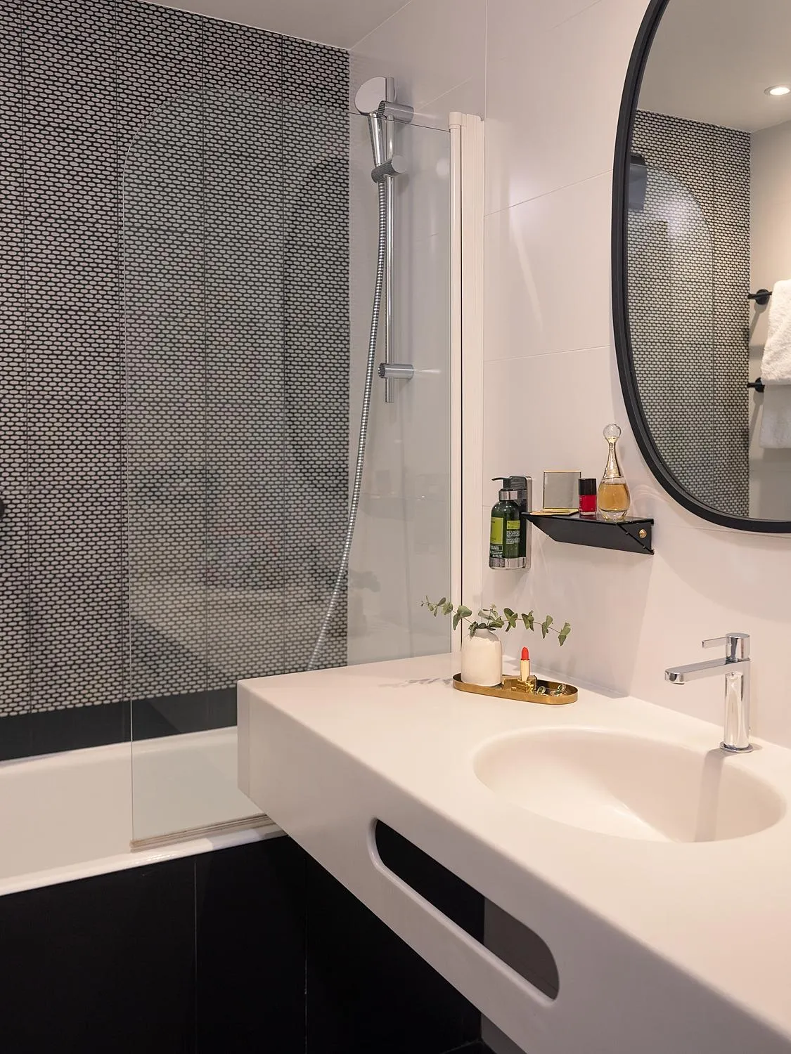 Shower in Hôtel Zélie Champs-Elysées