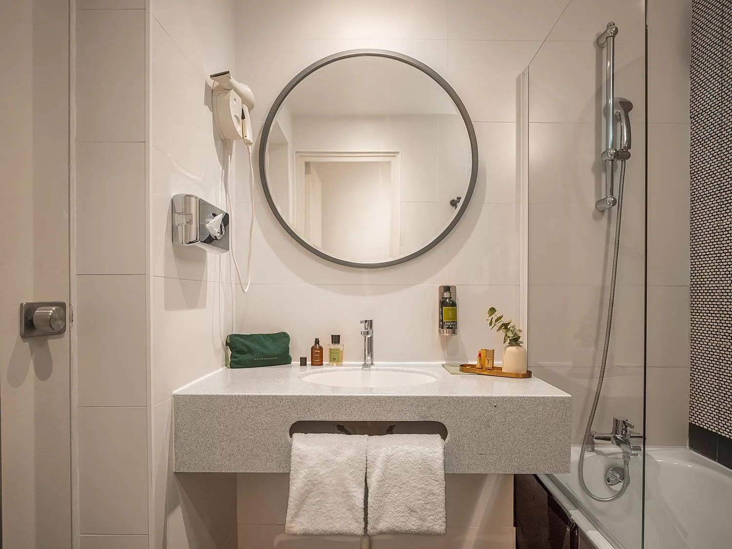 Shower in Hôtel Zélie Champs-Elysées