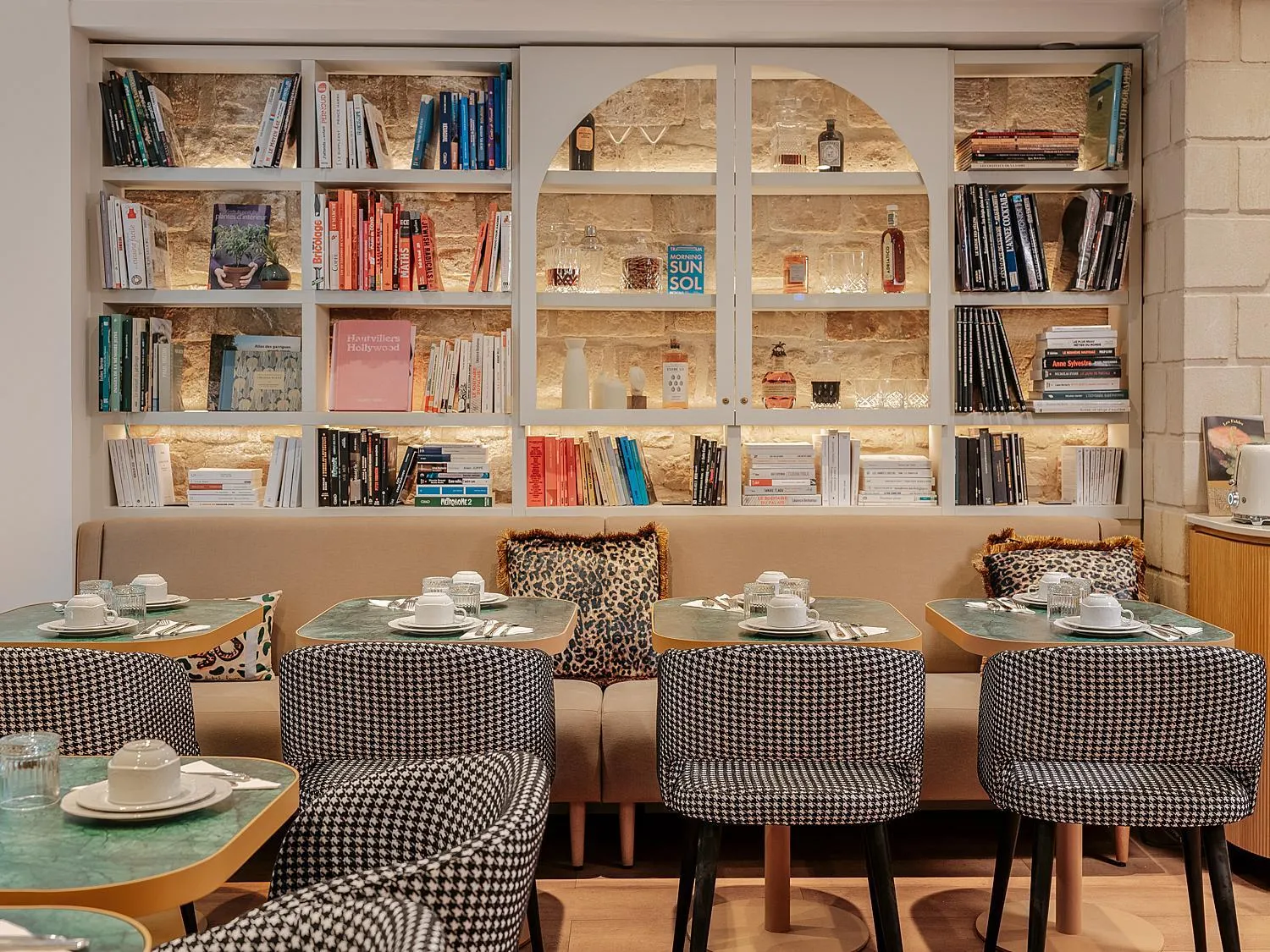 Restaurant/places to eat in Hôtel Zélie Champs-Elysées