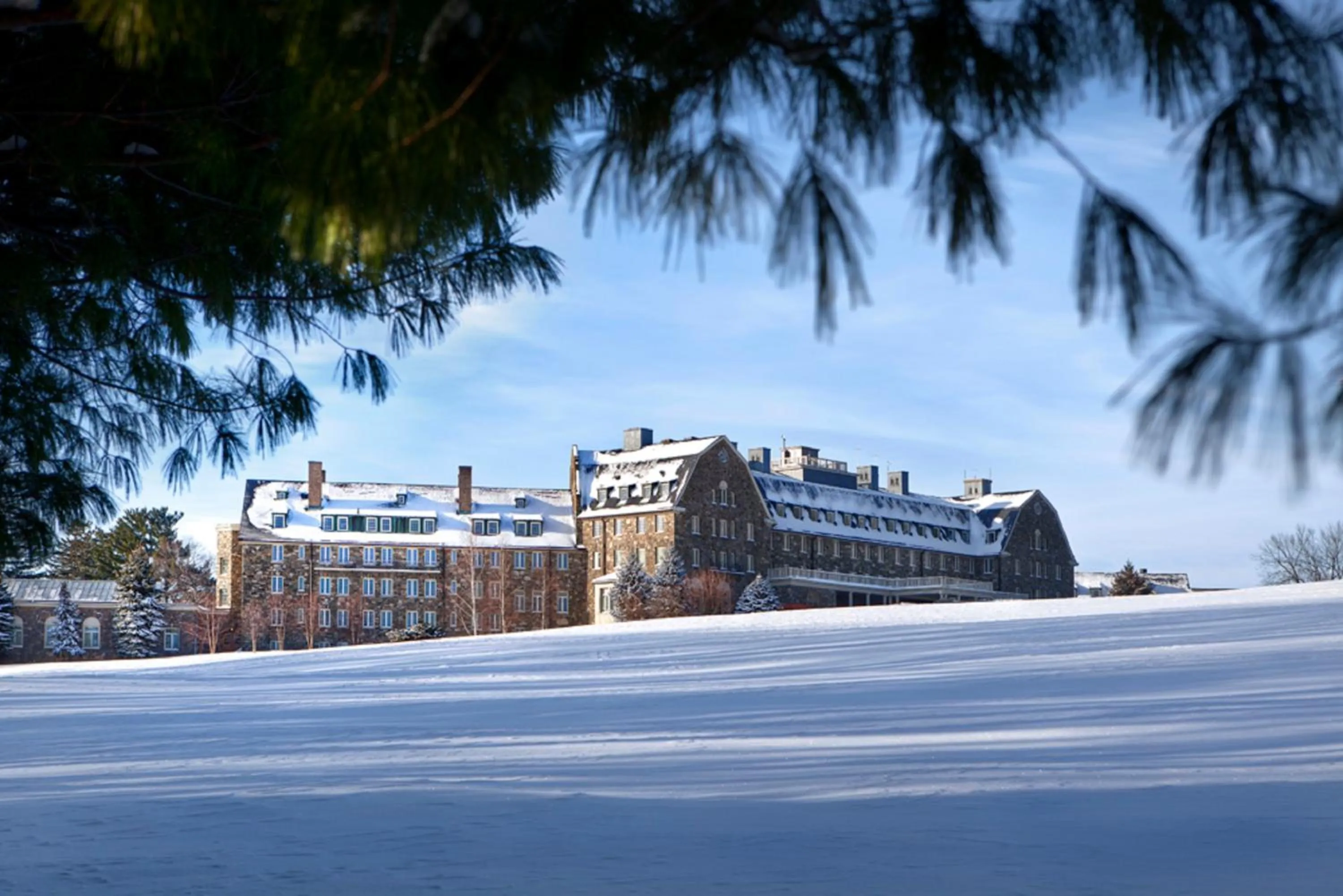 Facade/entrance in Skytop Lodge