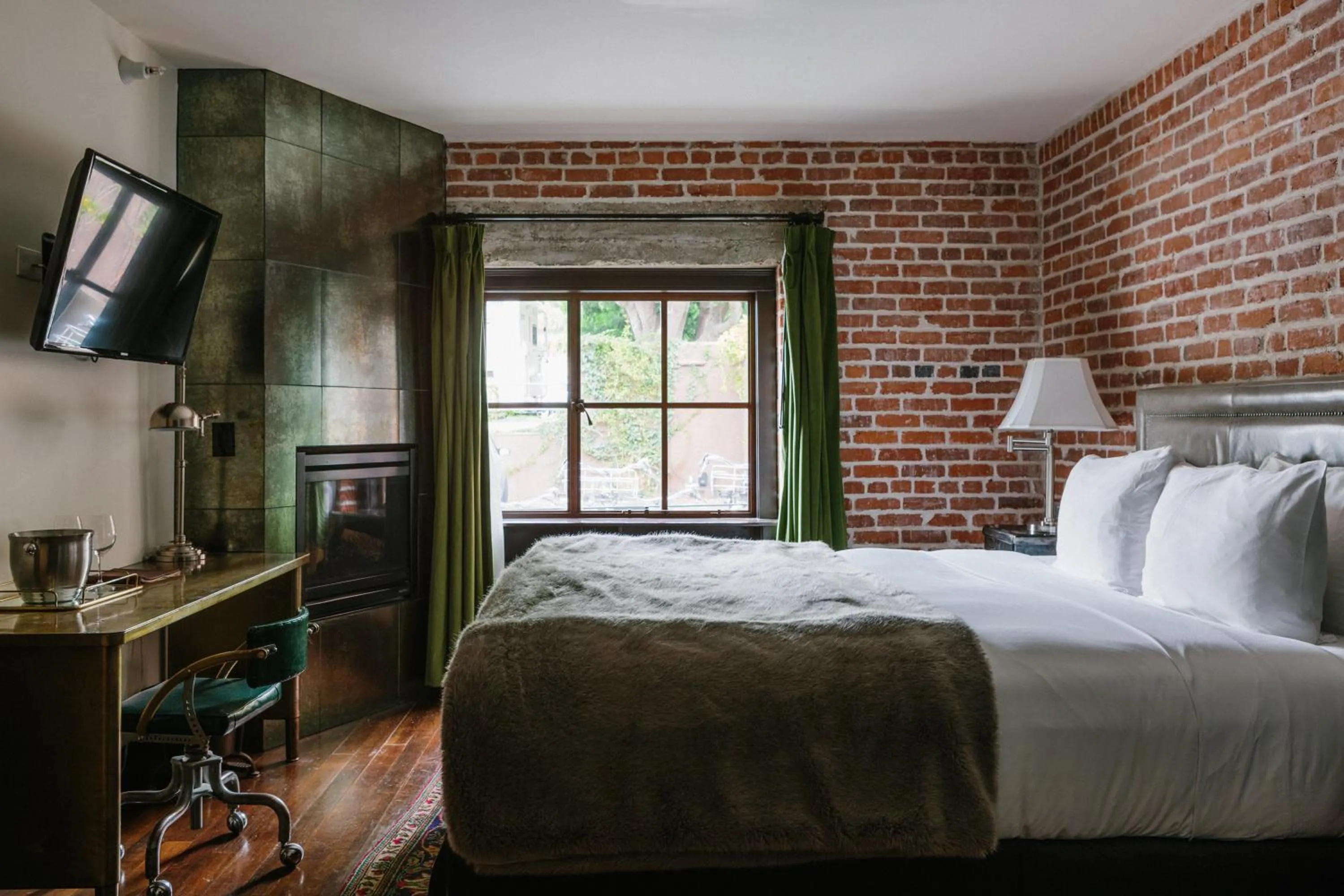 oven, Bed in Granada Hotel & Bistro