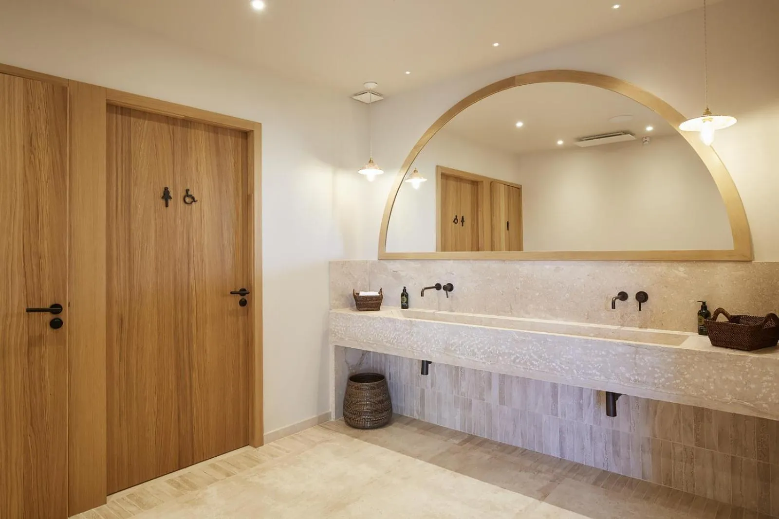 Restaurant/places to eat in La Bastide Saint Georges & Spa