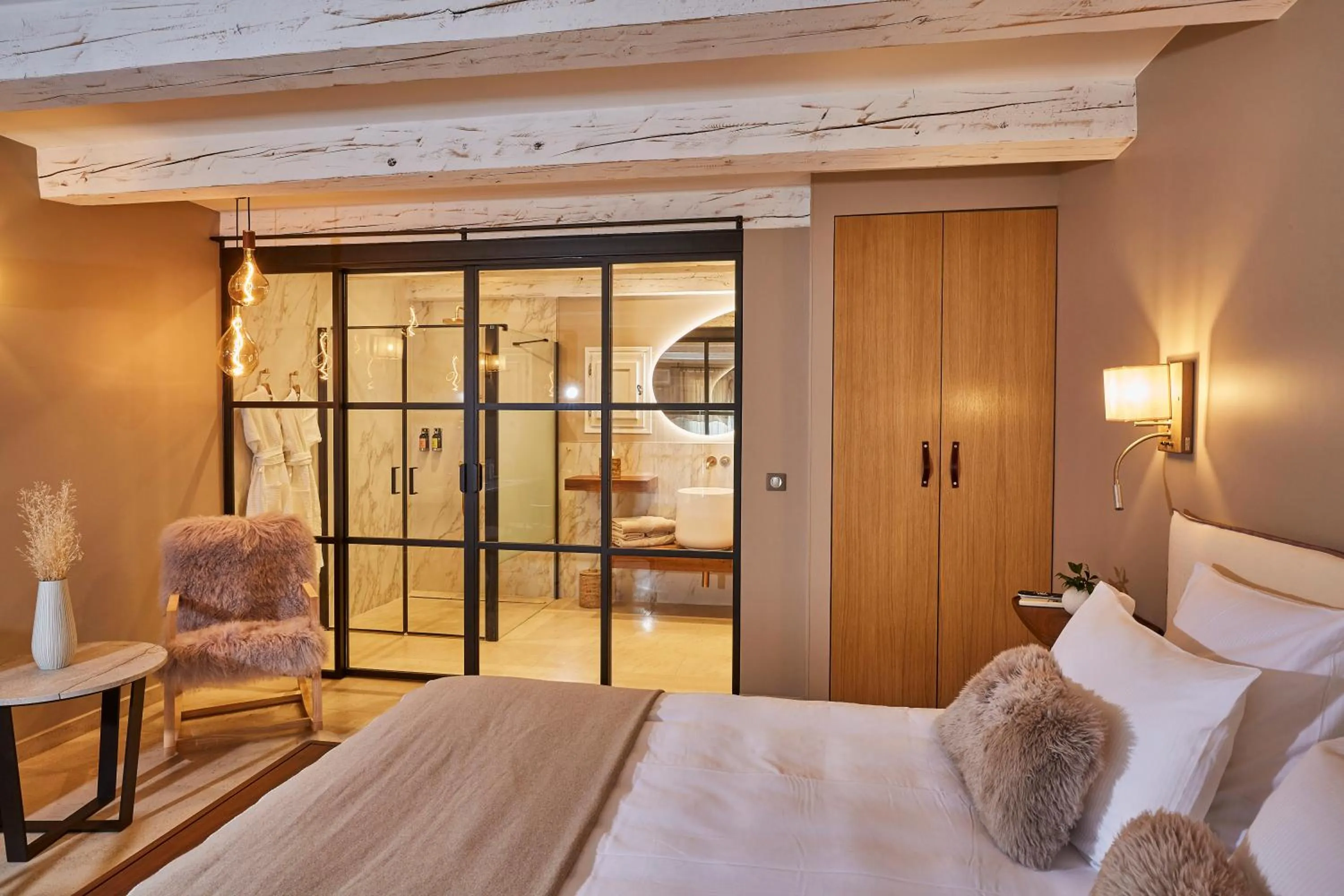 Bed in La Bastide Saint Georges & Spa