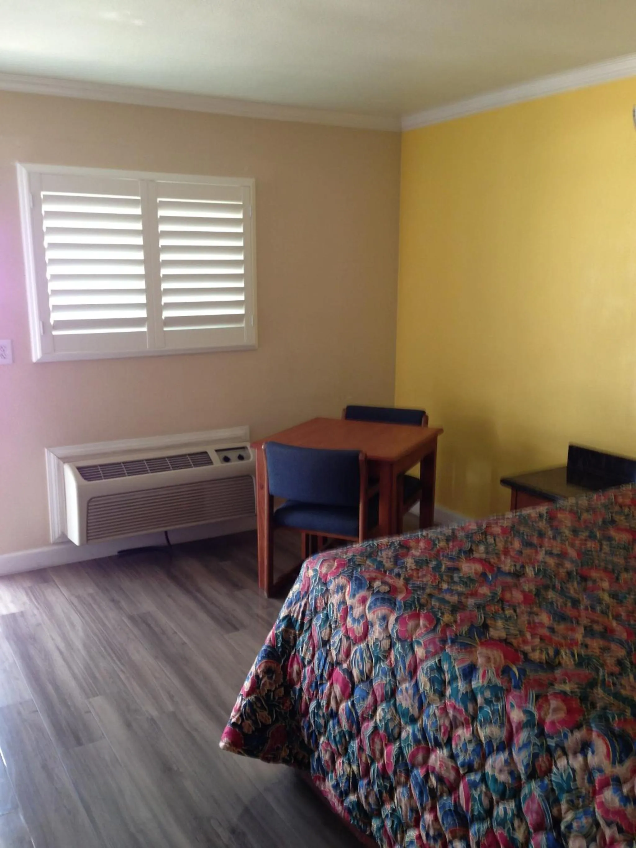 Decorative detail, Bed in Value Inn