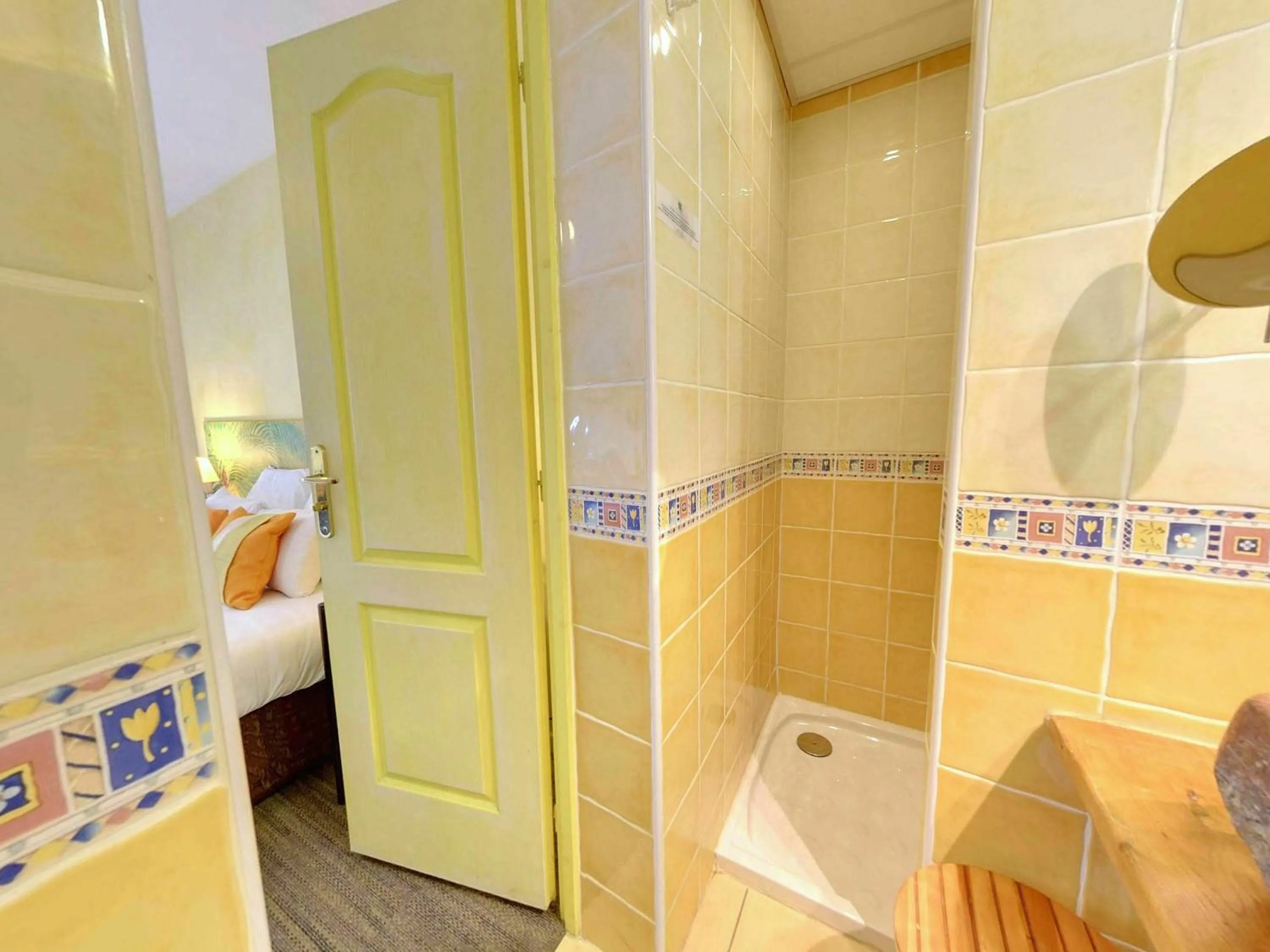 Bathroom, Bed in Hotel du Mas