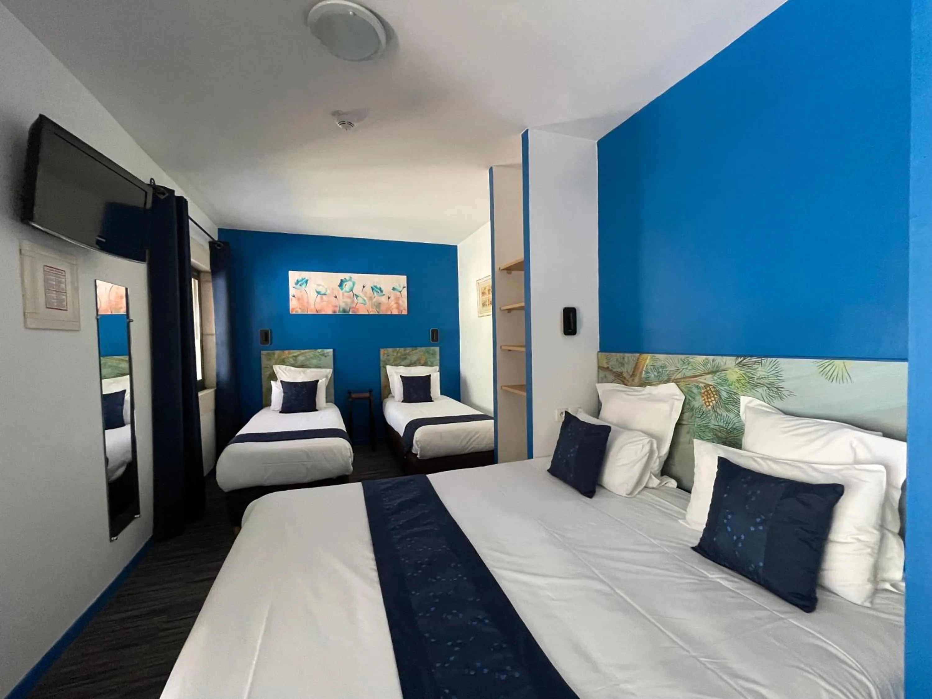 Photo of the whole room, Bed in Hotel du Mas