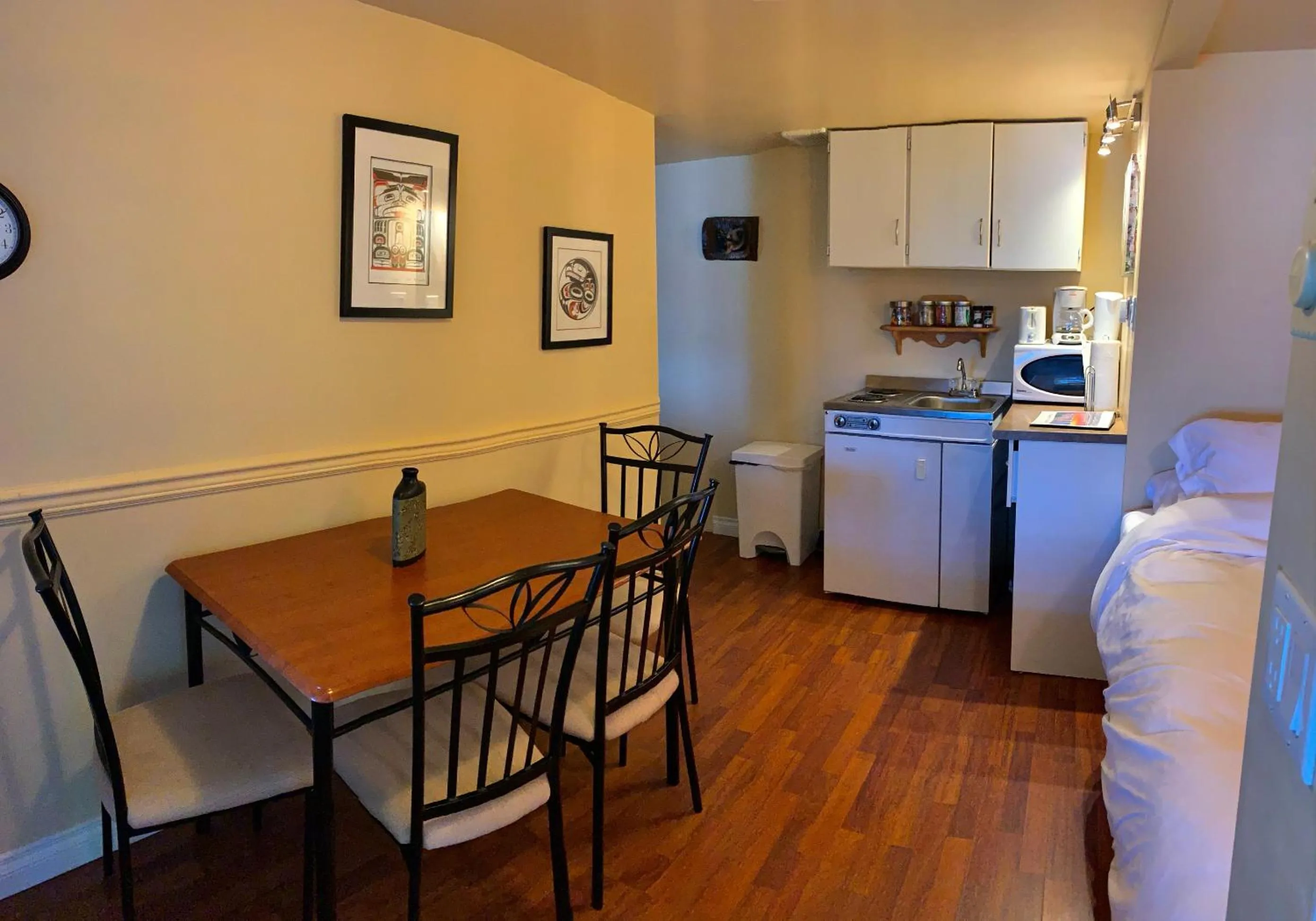 Kitchen or kitchenette in The Fraser River's Edge B&B Lodge