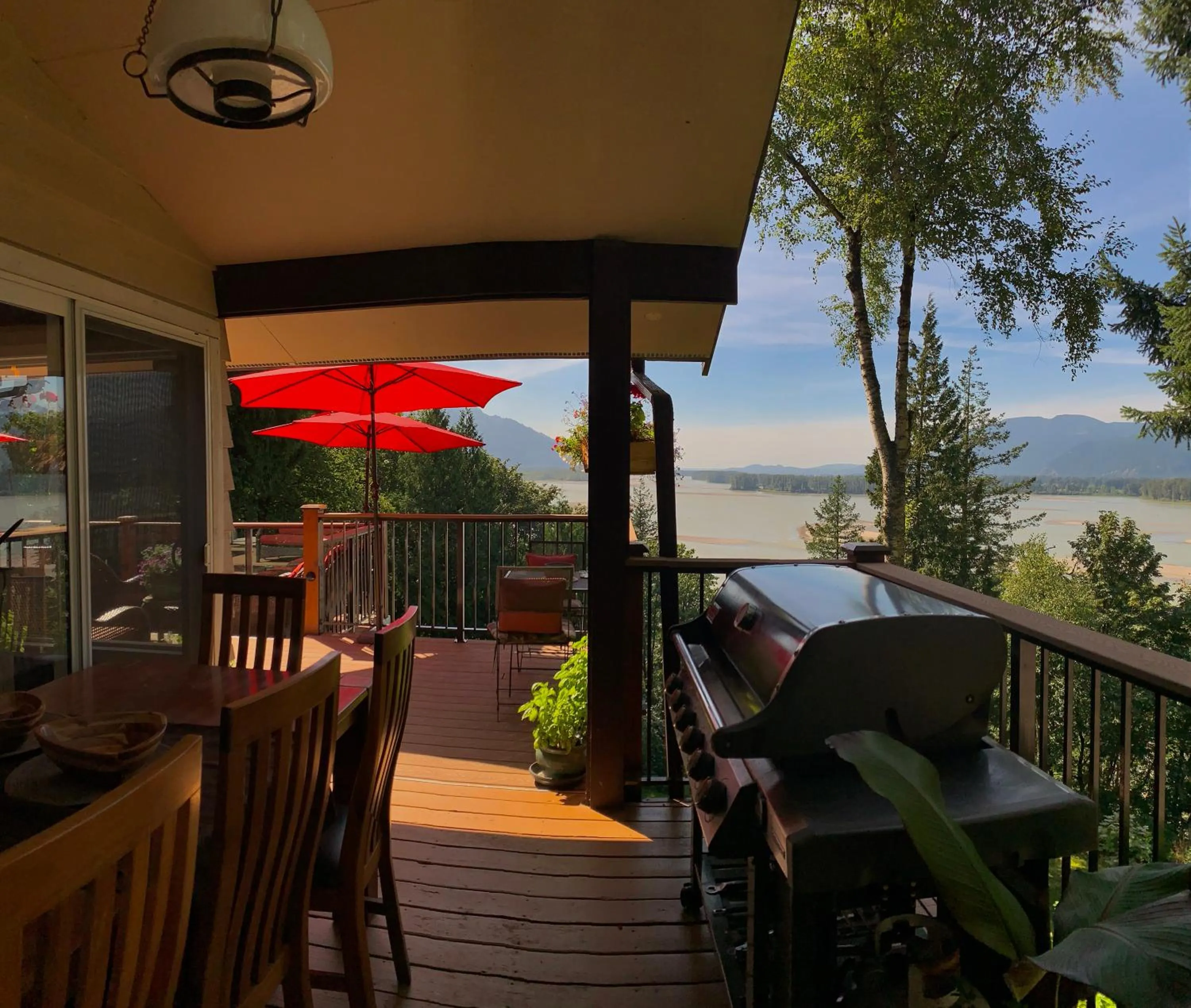 BBQ facilities in The Fraser River's Edge B&B Lodge