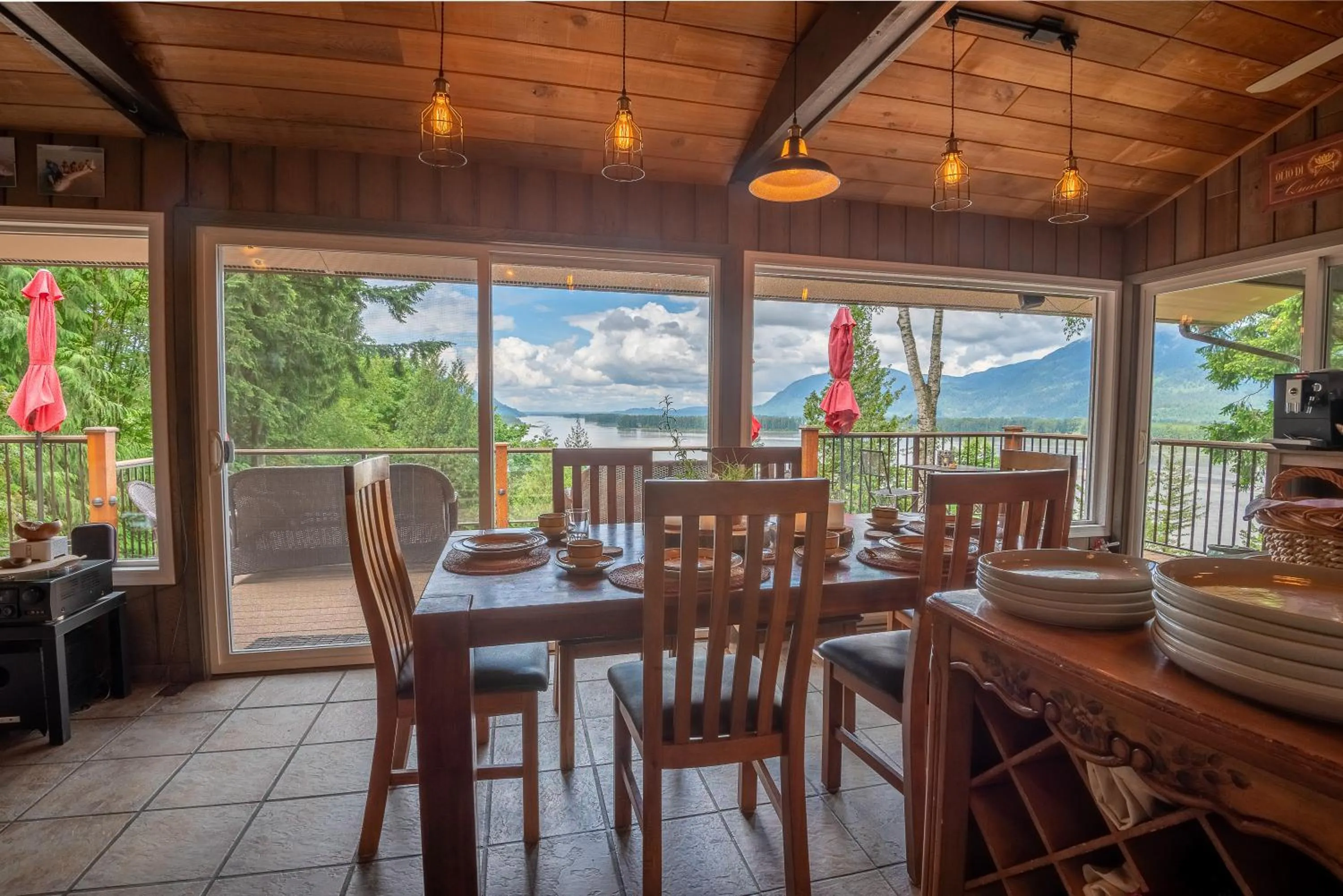Dining area in The Fraser River's Edge B&B Lodge