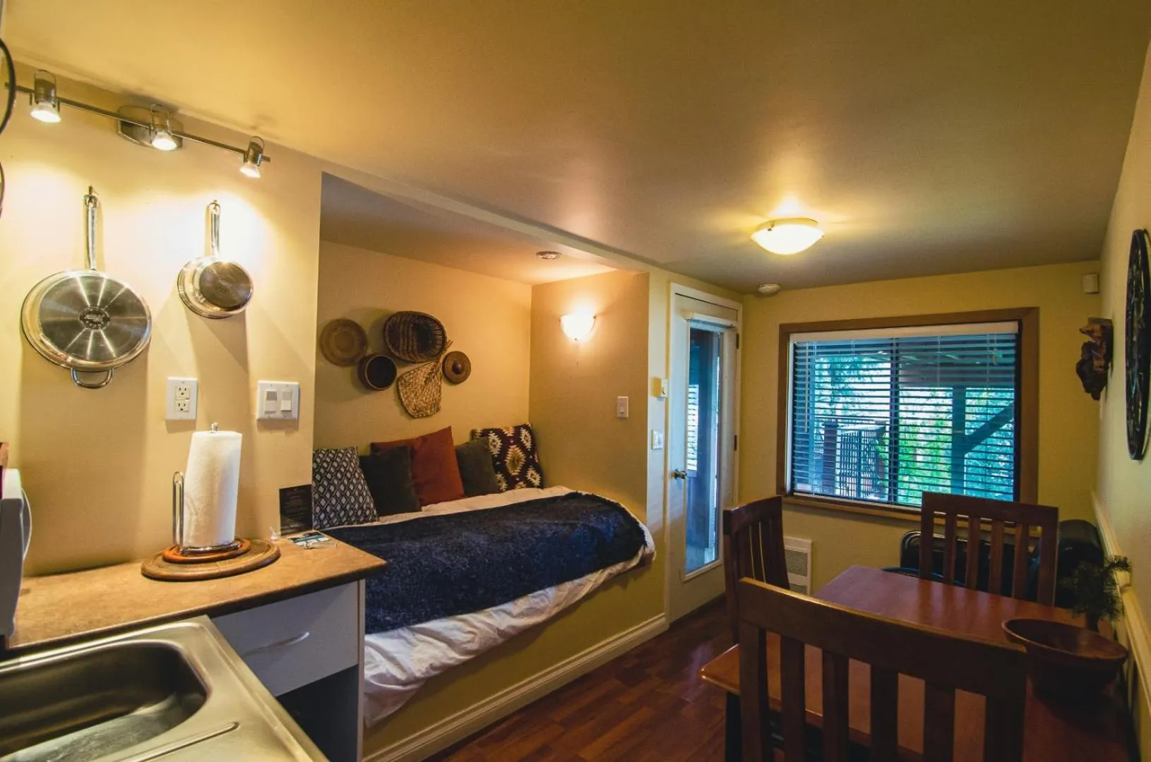 Bed in The Fraser River's Edge B&B Lodge