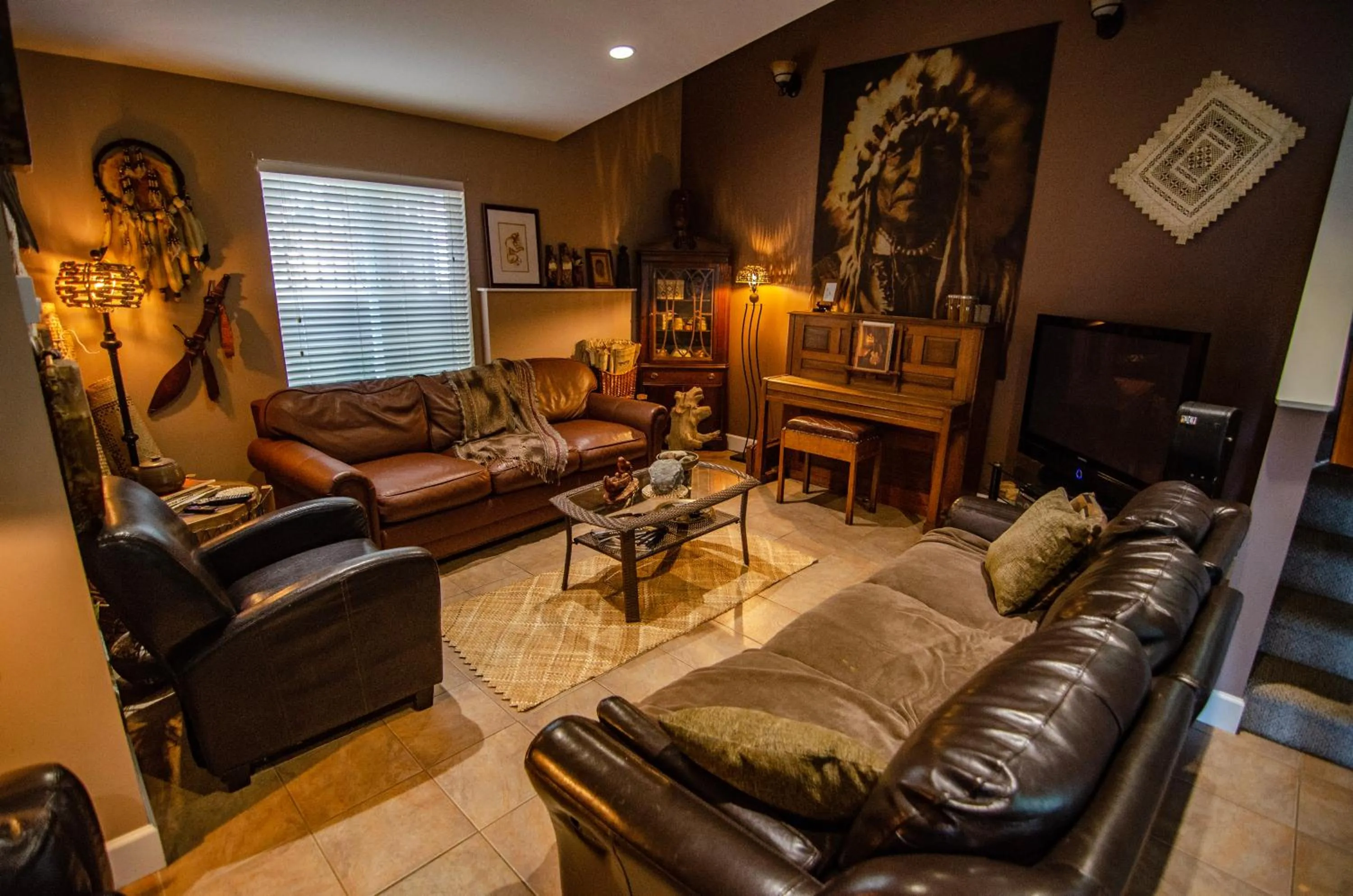 Communal lounge/ TV room in The Fraser River's Edge B&B Lodge