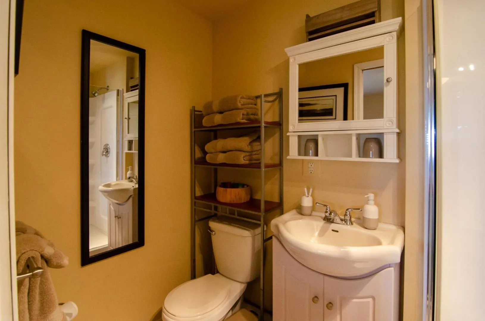 Bathroom in The Fraser River's Edge B&B Lodge