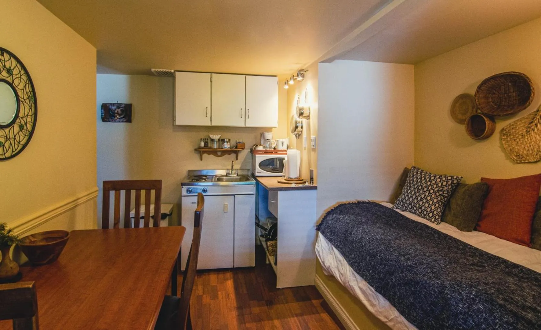 Bed in The Fraser River's Edge B&B Lodge