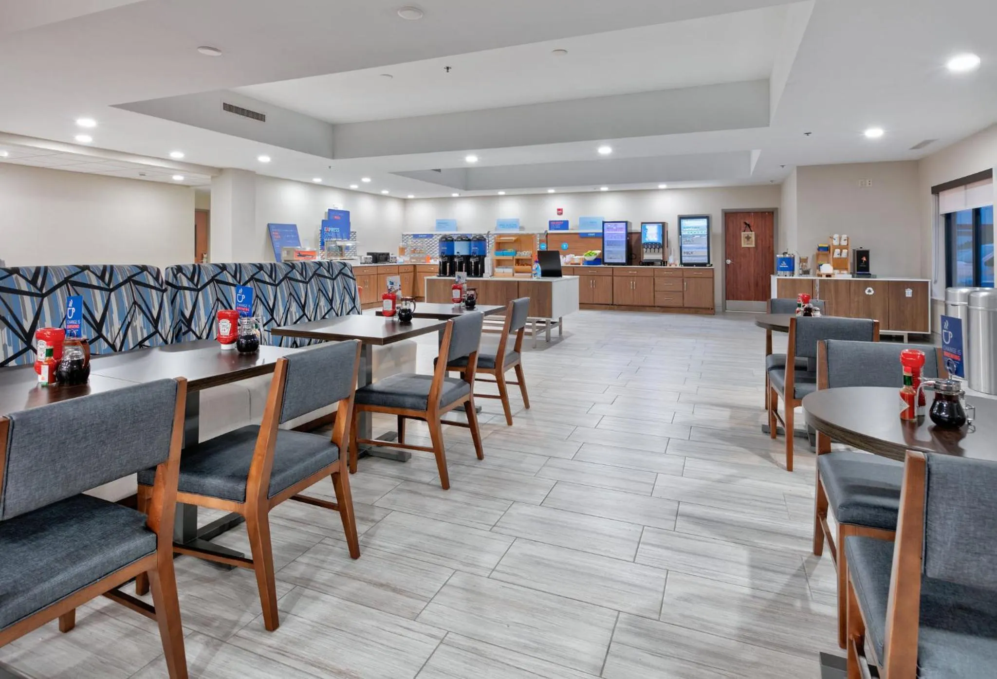 Breakfast in Holiday Inn Express Hotel & Suites Shakopee by IHG