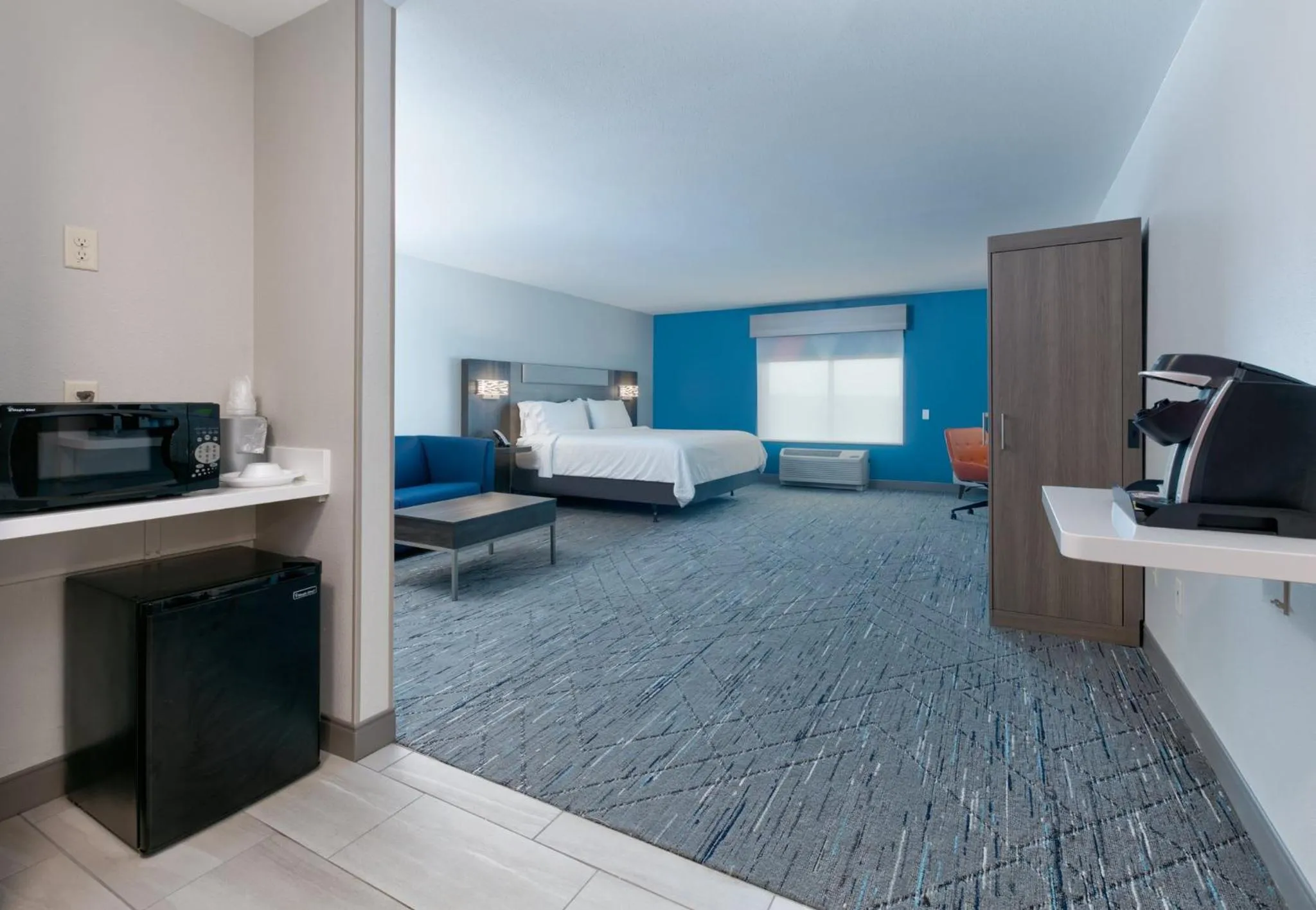 Photo of the whole room, Bed in Holiday Inn Express Hotel & Suites Shakopee by IHG