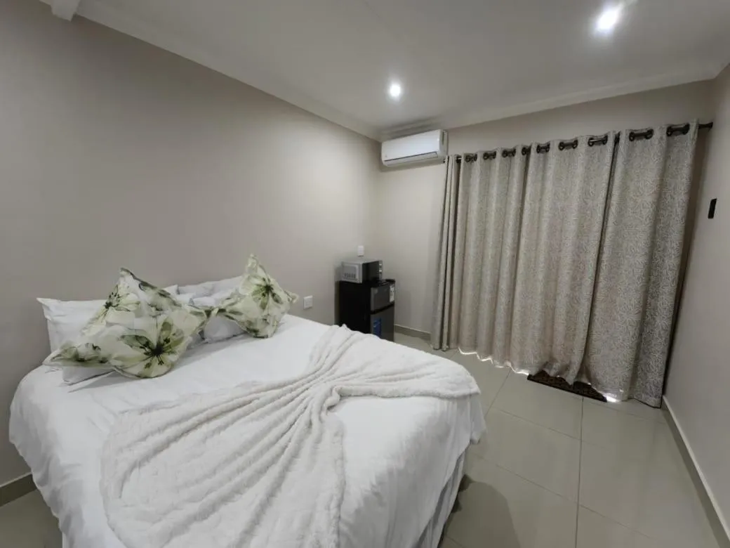 Photo of the whole room, Bed in New Bali Guesthouse