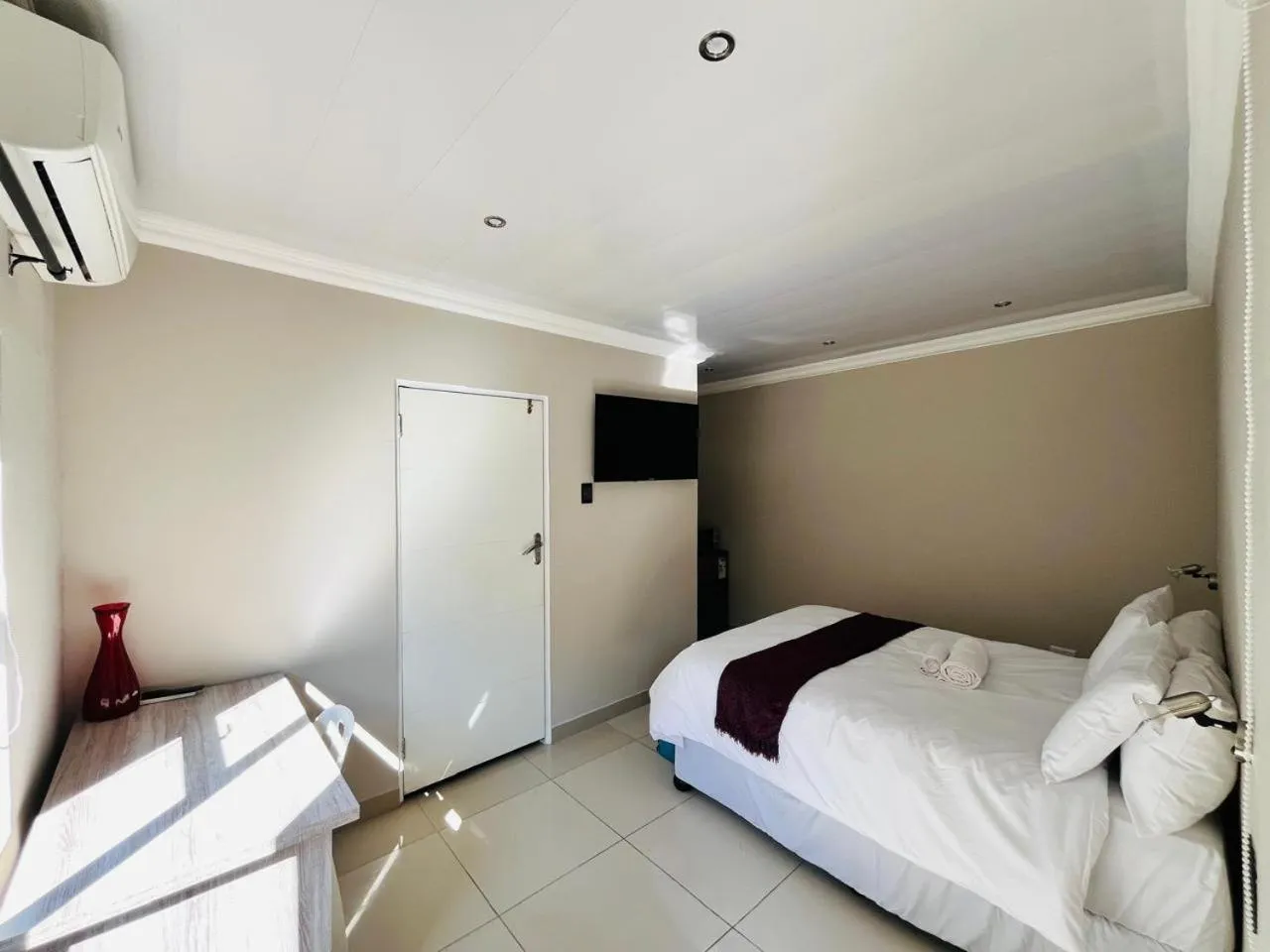 Photo of the whole room, Bed in New Bali Guesthouse