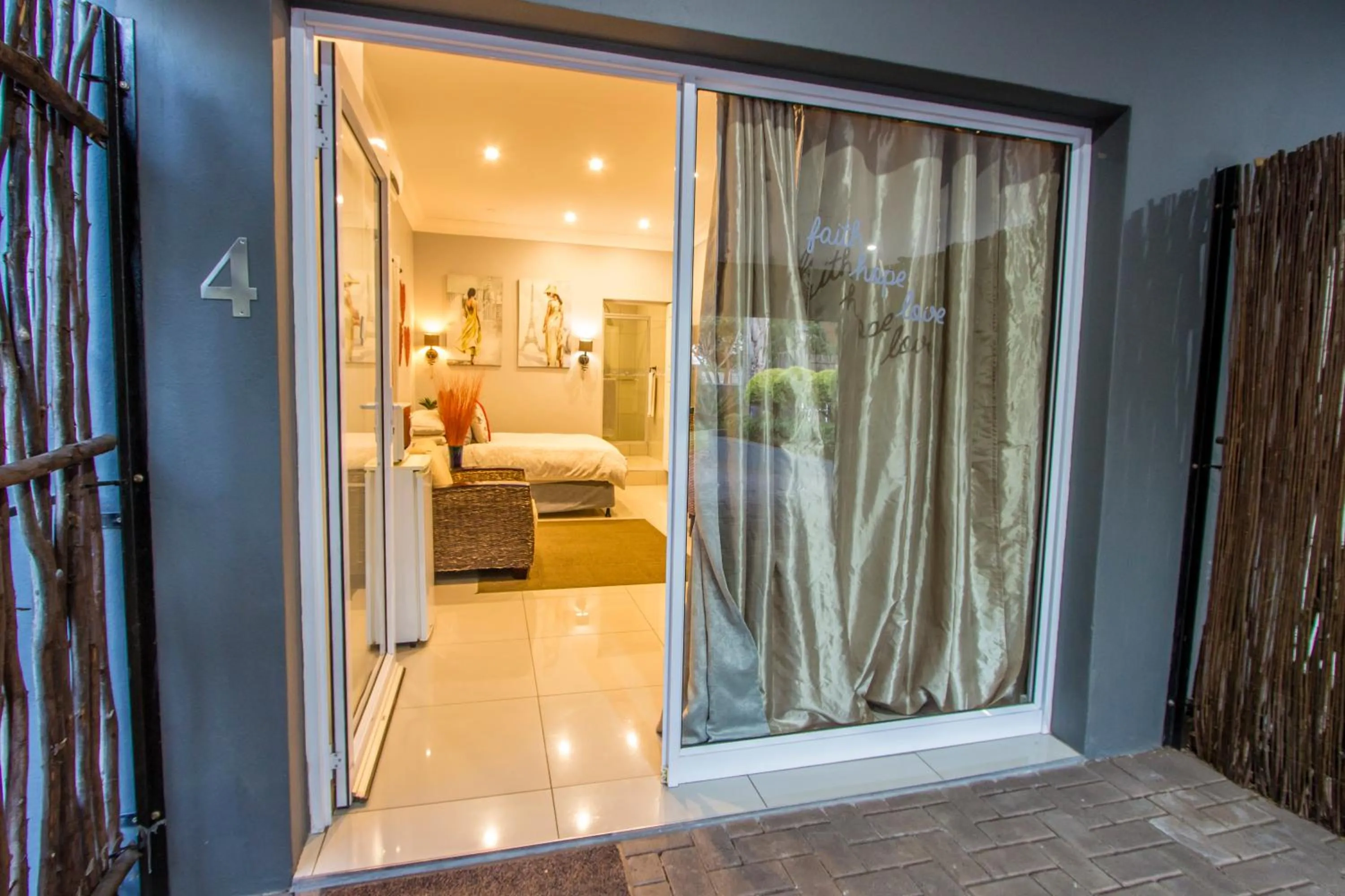 Facade/entrance, Bed in New Bali Guesthouse