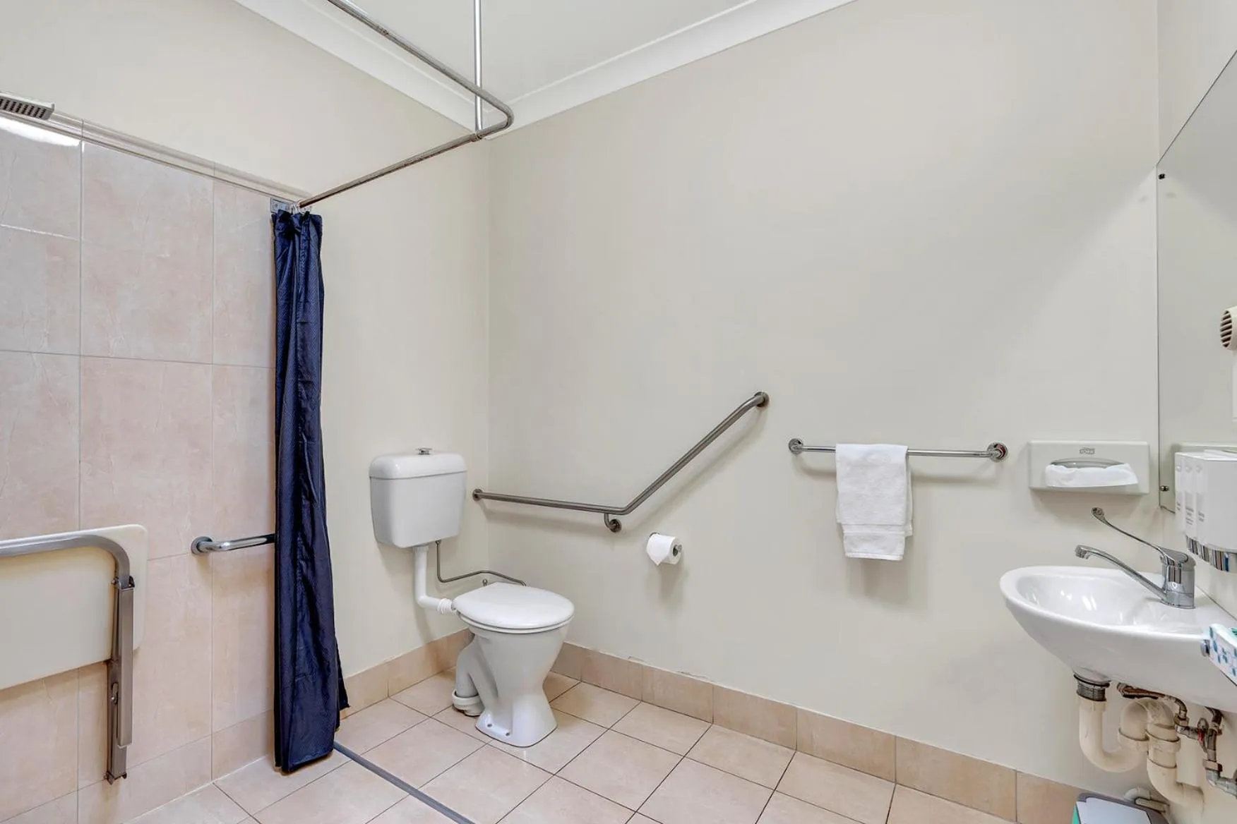 Bathroom in Midlander Motor Inn