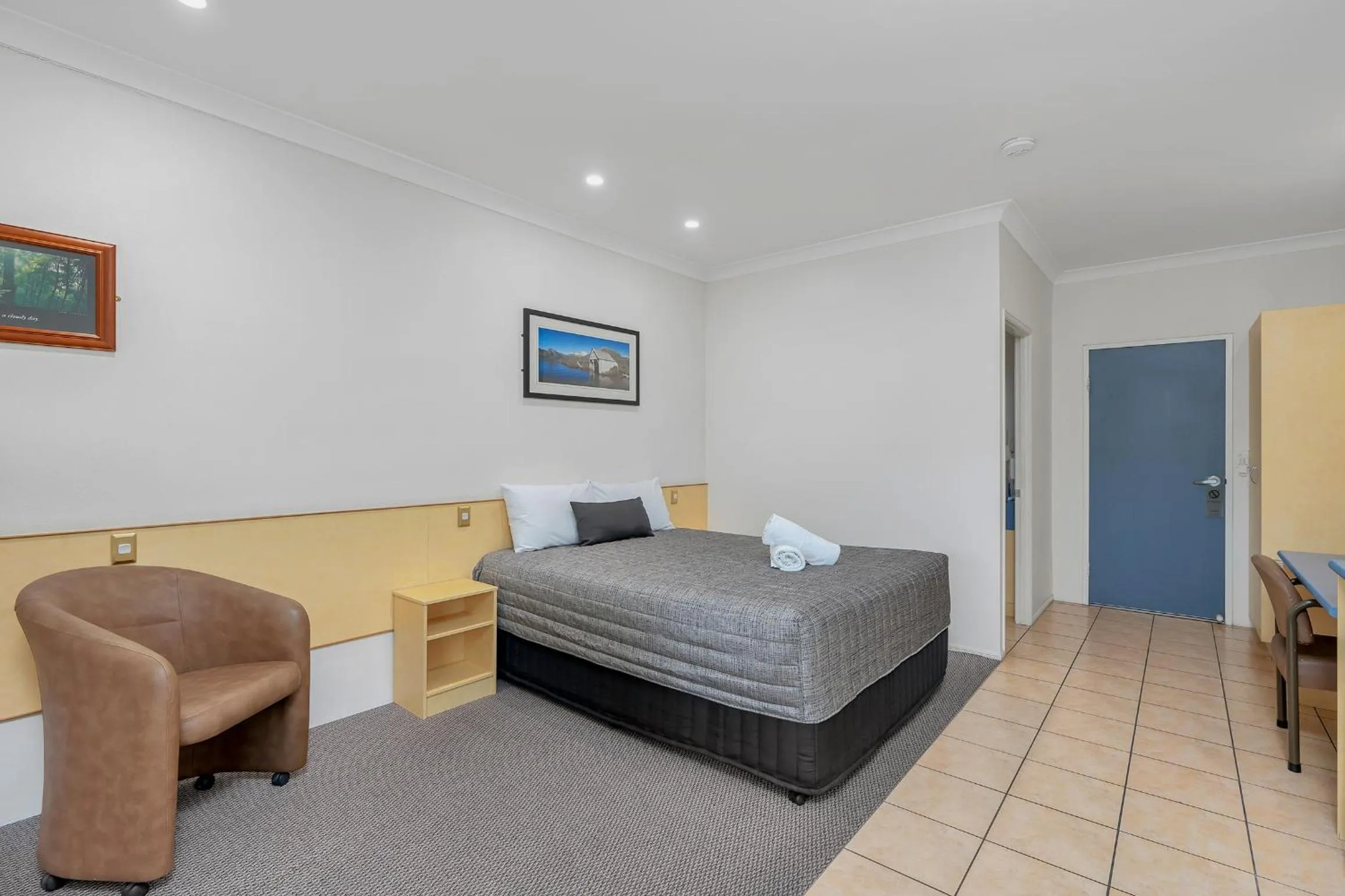 Bed in Midlander Motor Inn