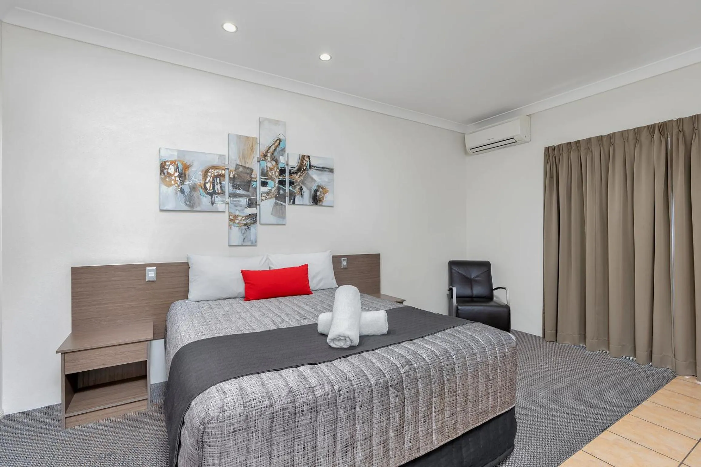 Bed in Midlander Motor Inn