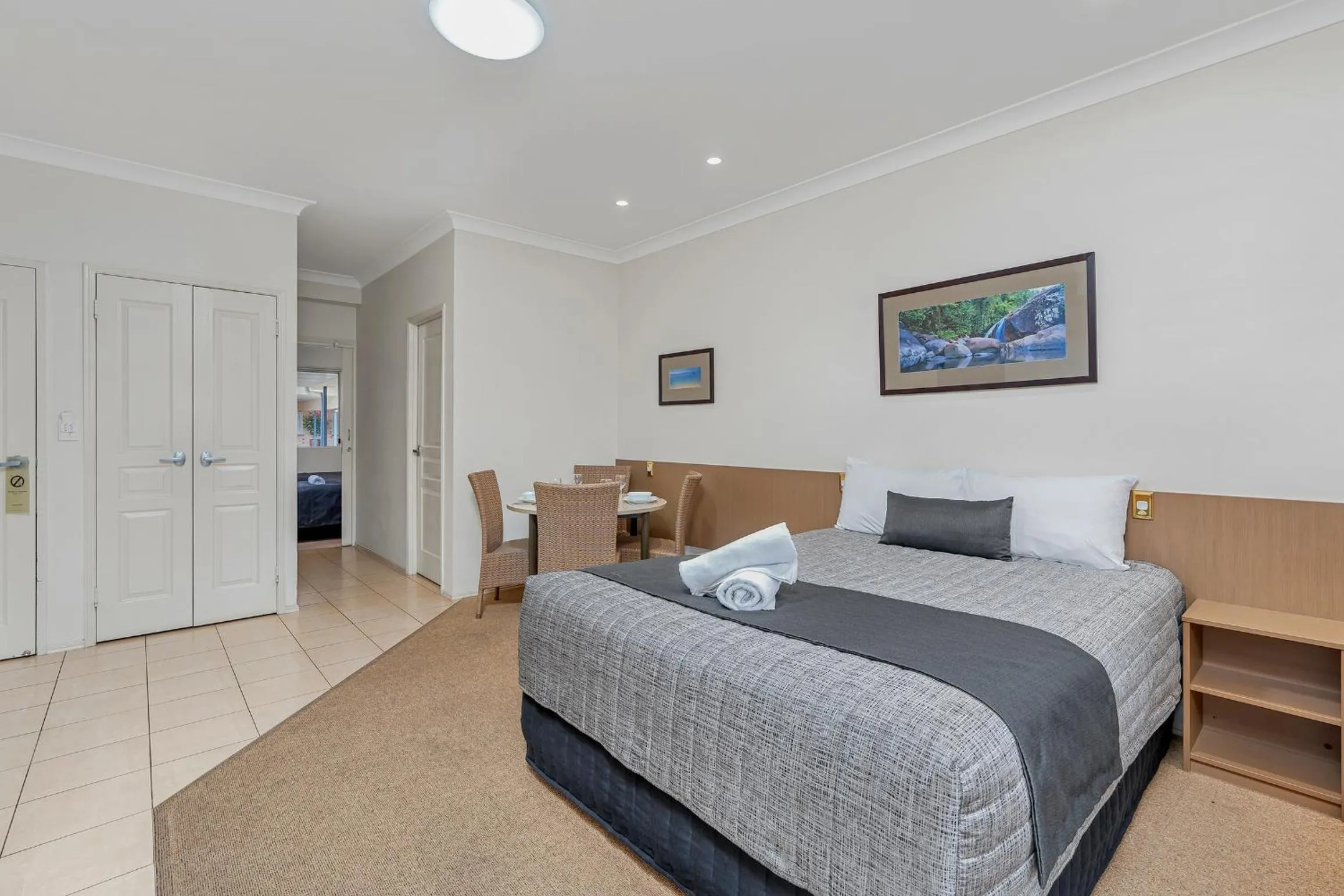 Bedroom, Bed in Midlander Motor Inn