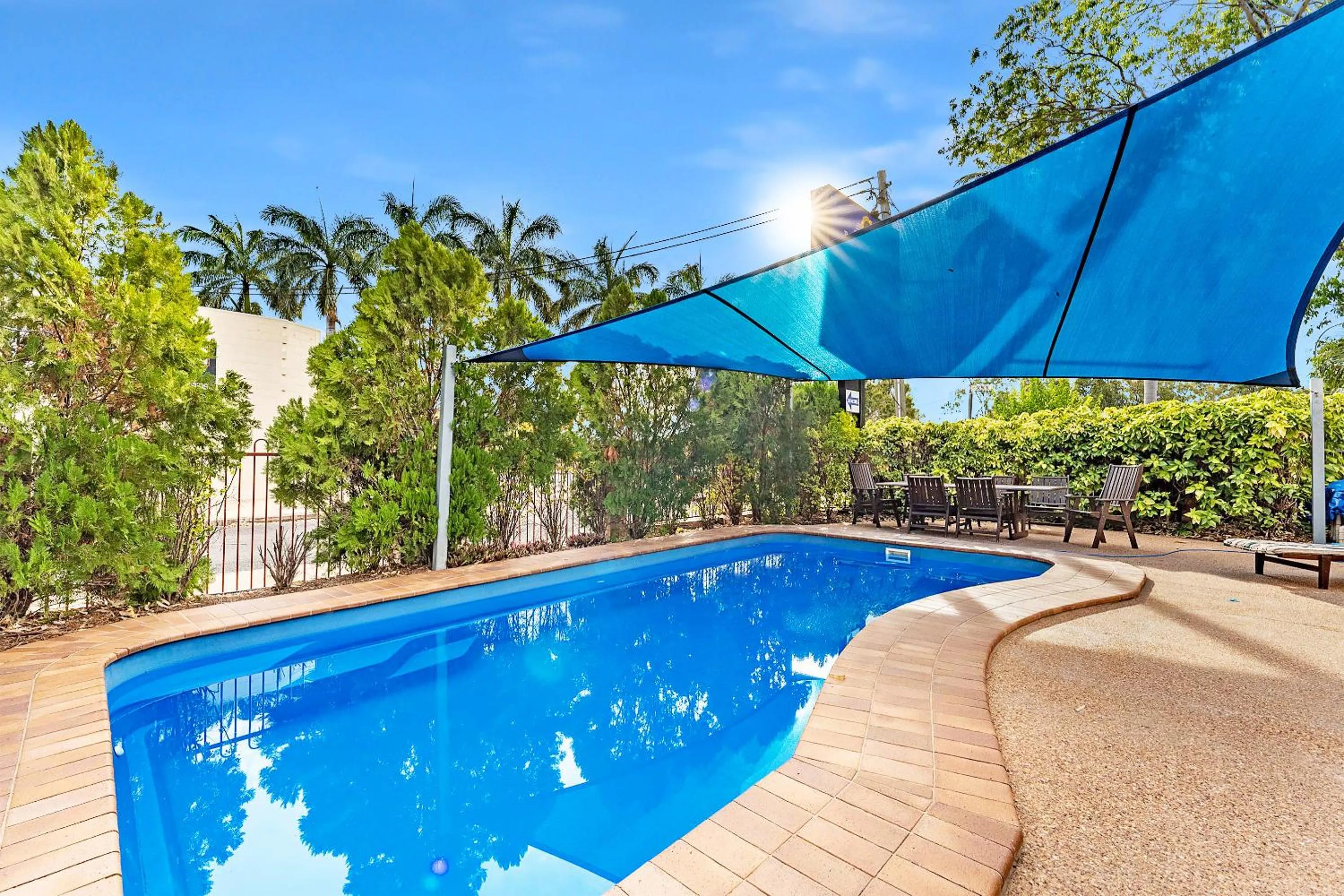 Swimming pool in Midlander Motor Inn